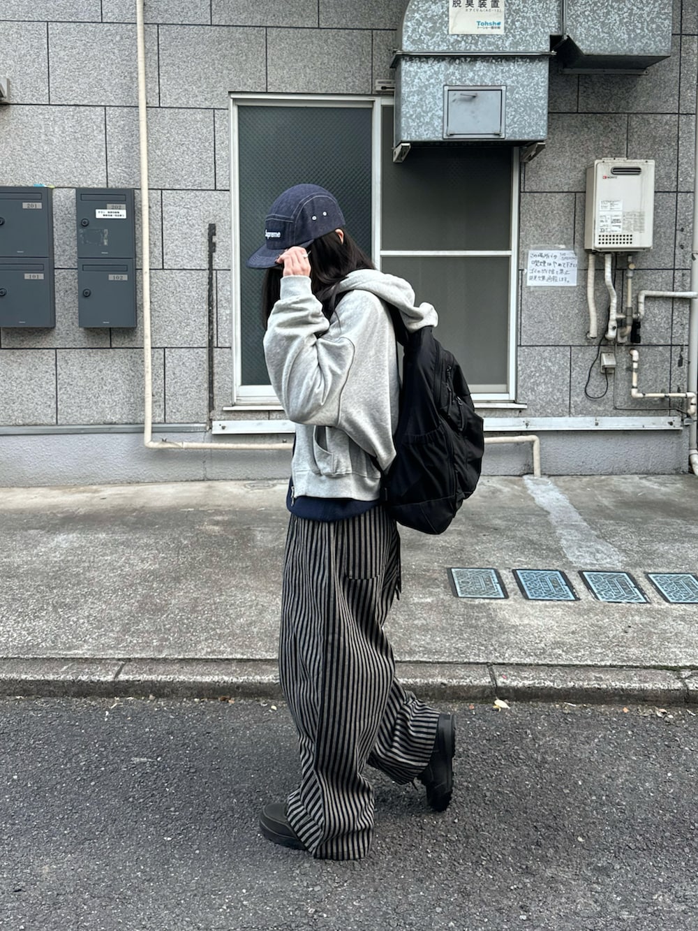 「ストライプパンツ、パーカー、シティーボーイ、シティガール、city、ラフ、休日、韓国ファッション、海外系ファッション、春服、春コーデ」｜「Supreme のアイテム（キャップ、ブルー系）」を使った、ごまだれさん（骨格ウェーブ・レディース・162cm）の春コーディネートの3枚目の写真
