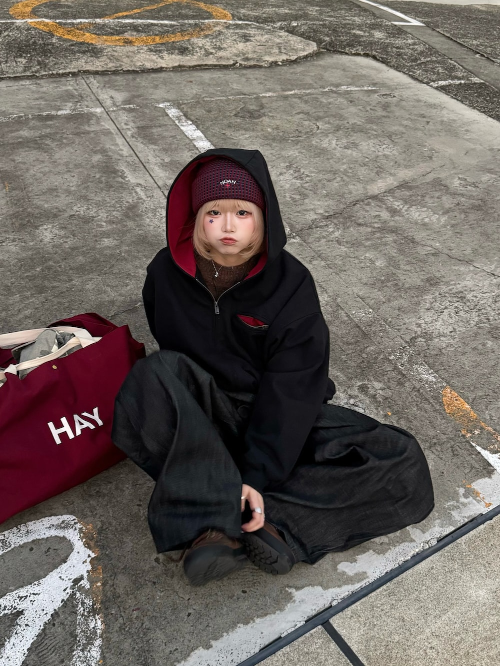 ブラック系のデニムパンツ、ブラウン系のブーツ、ブラック系のジャケット/アウターを着用したレディースの冬コーディネートの3枚目の写真