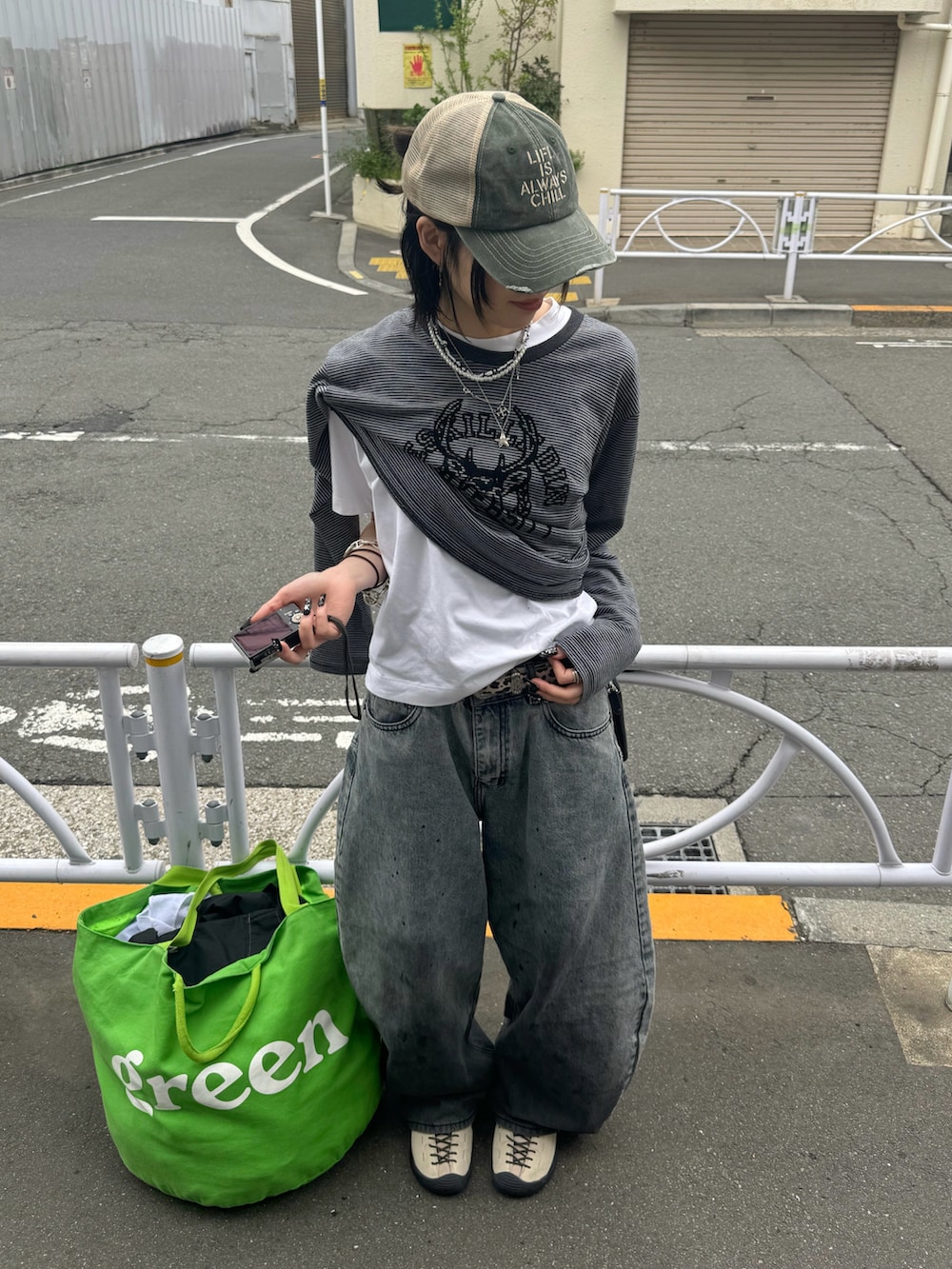 「古着MIX、最近のいい感じコーデ、春、夏、デニムコーデ、レイヤード、ストリート、海外系ファッション、WEARタイアップ」｜「YOLOのアイテム（デニムパンツ、ブルー系）」を使った、ごまだれさん（骨格ウェーブ・レディース・162cm）の春コーディネートの3枚目の写真