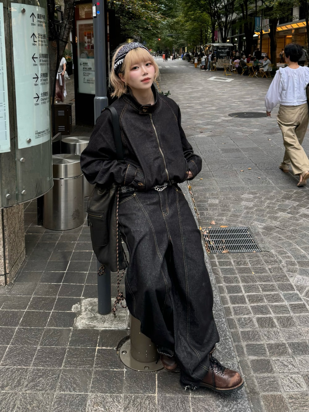 ブラック系のデニムジャケット、ブラック系のデニムパンツ、ブラック系のショルダーバッグを着用したレディースの秋コーディネートの2枚目の写真