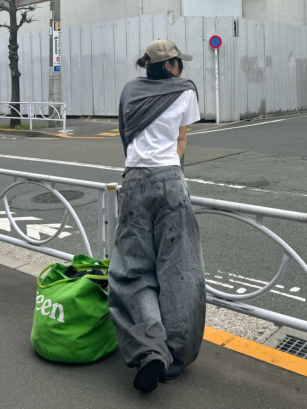 「古着MIX、最近のいい感じコーデ、春、夏、デニムコーデ、レイヤード、ストリート、海外系ファッション、WEARタイアップ」｜「YOLOのアイテム（デニムパンツ、ブルー系）」を使った、ごまだれさん（骨格ウェーブ・レディース・162cm）の春コーディネートの2枚目の写真