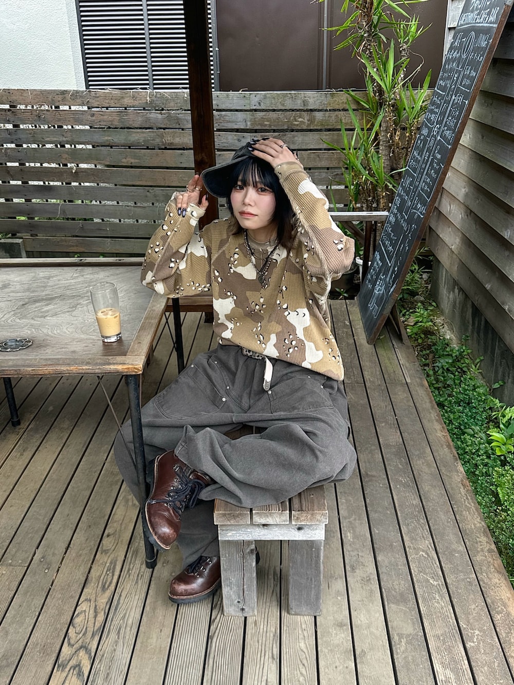「最近のいい感じコーデ、古着MIX、春服、今日のコーデ、夏服、トレンド、ストリート、海外系ファッション、メンズライク、サーマル、ダブルニー、ブーツ、WEARタイアップ」｜「seazのアイテム（デニムパンツ、ブラウン系）」を使った、ごまだれさん（骨格ウェーブ・レディース・162cm）の春コーディネートの2枚目の写真