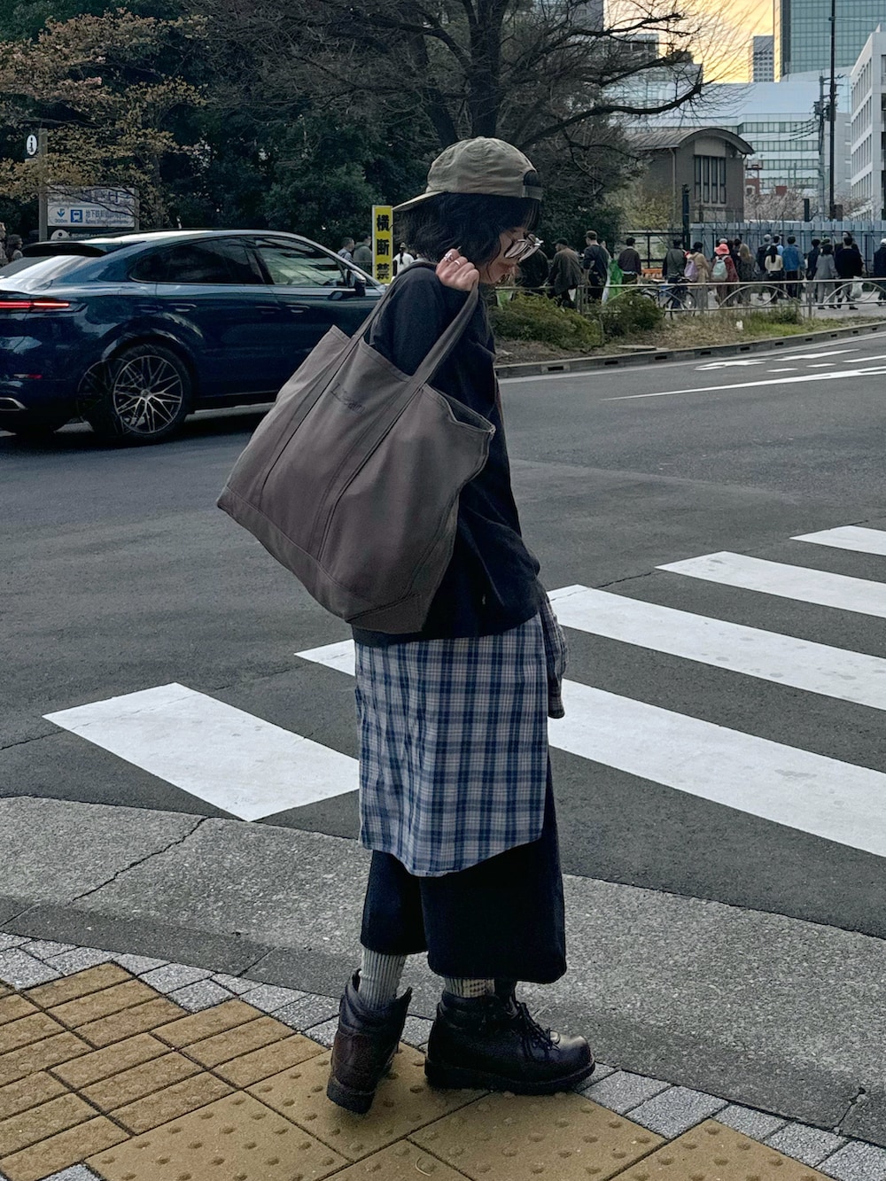 「ハーフパンツ、春服、ゆるシルエット、トレンド、アウトドアスタイル、デニム、シャツスタイル、レイヤードスタイル、ストリート、古着、WEARタイアップ、street、ootd、outfit」｜「POLeRのアイテム（キャップ、グリーン系）」を使った、ごまだれさん（骨格ウェーブ・レディース・162cm）の春コーディネートの2枚目の写真