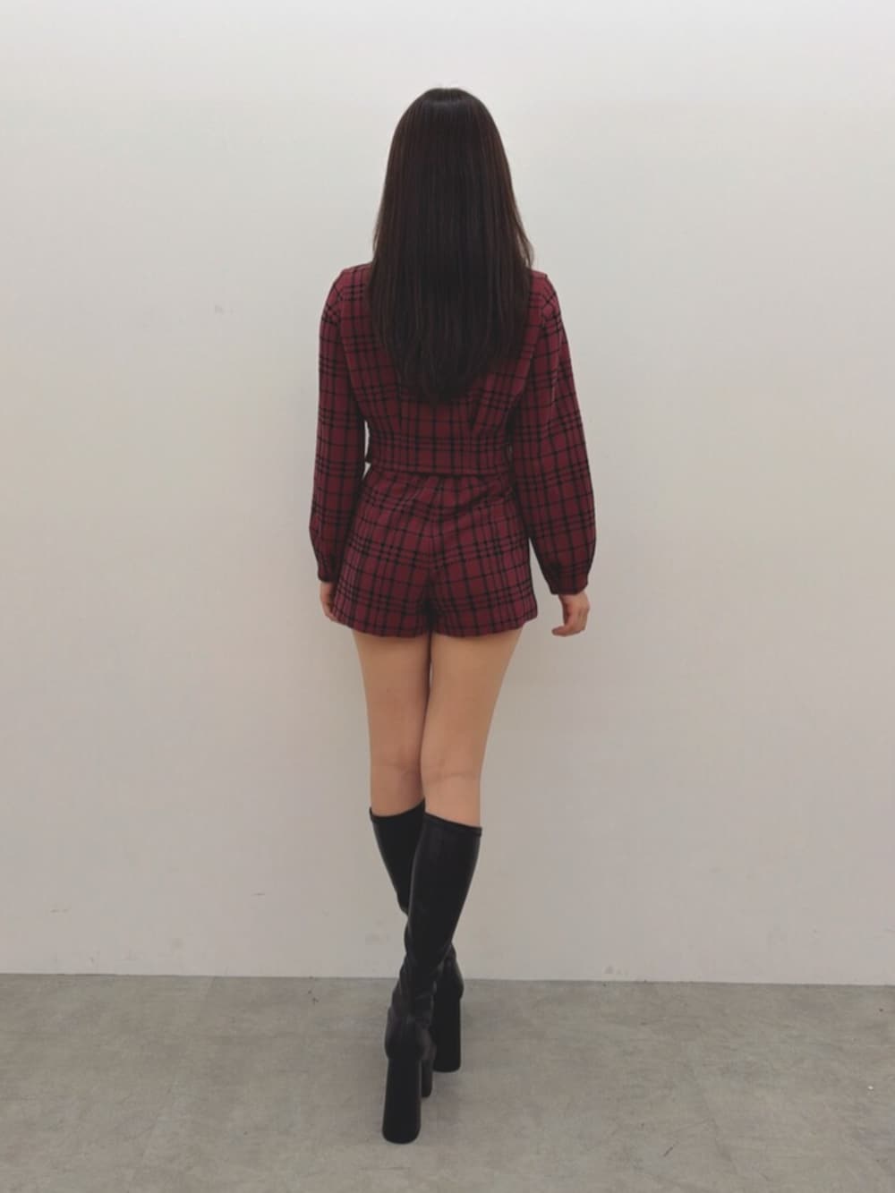 レッド系のその他トップス、レッド系のその他パンツを着用したレディースの夏コーディネートの2枚目の写真
