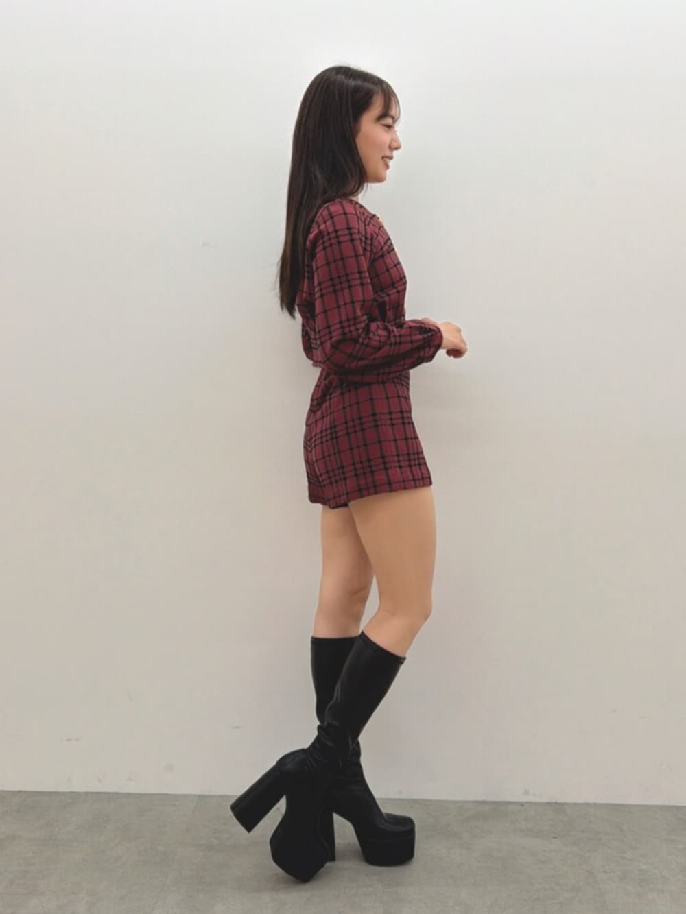 レッド系のその他トップス、レッド系のその他パンツを着用したレディースの夏コーディネートの3枚目の写真
