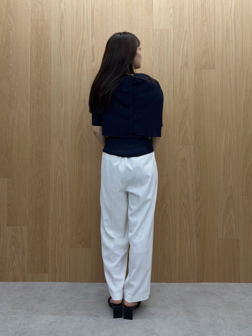 ホワイト系のその他パンツ、ブルー系のニット/セーター、ブルー系のカーディガン/ボレロを着用したレディースの夏コーディネートの3枚目の写真