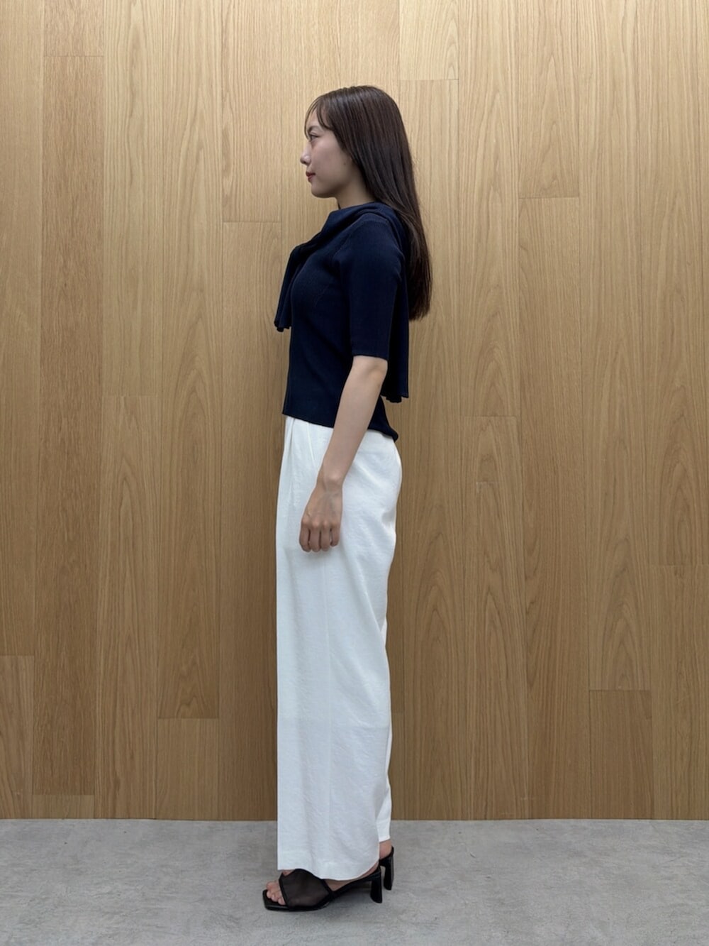 ホワイト系のその他パンツ、ブルー系のニット/セーター、ブルー系のカーディガン/ボレロを着用したレディースの夏コーディネートの2枚目の写真