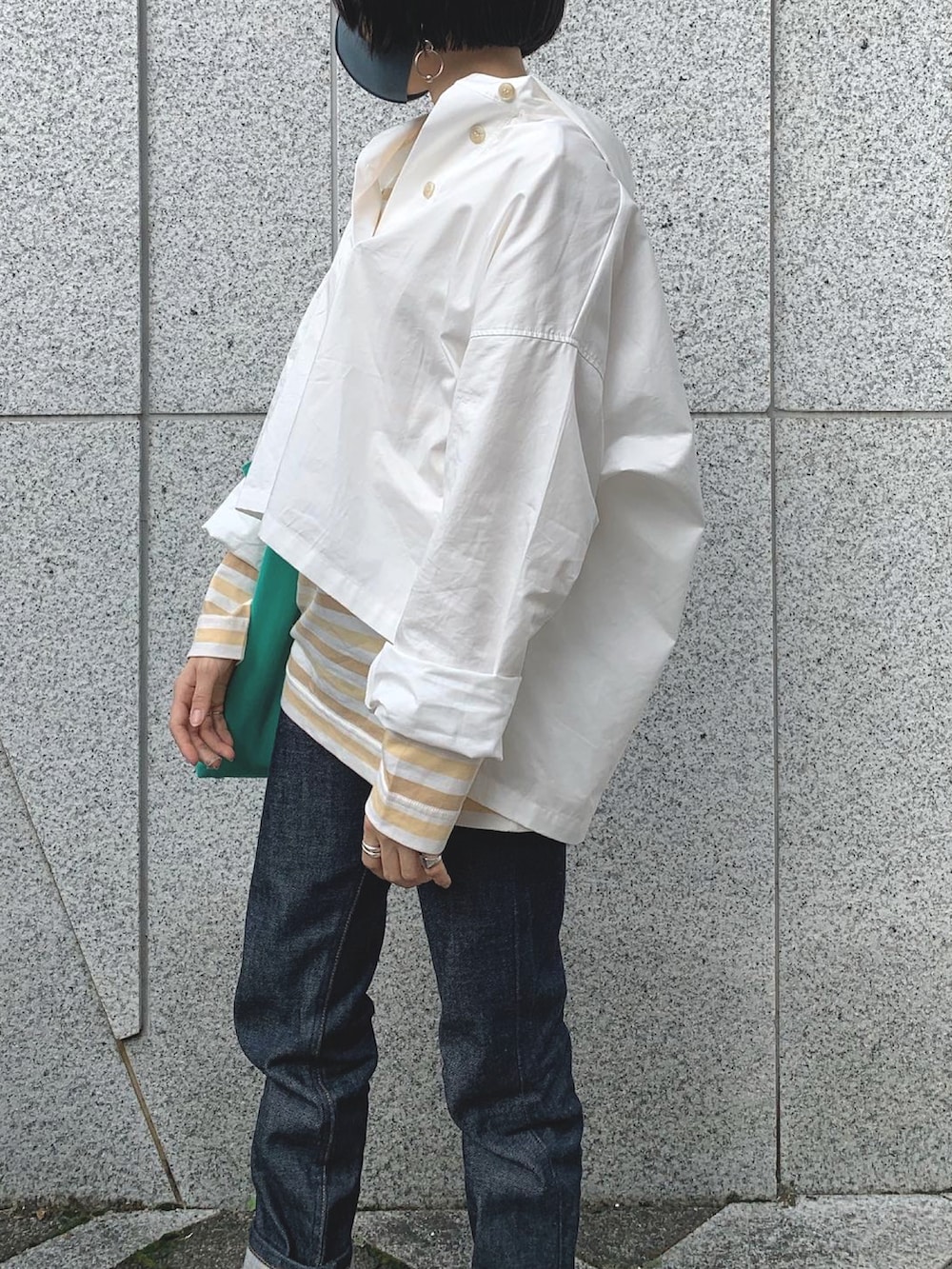 ホワイト系のシャツ/ブラウス、ブラック系のブーツ、ブルー系のデニムパンツを着用したレディースの秋コーディネートの4枚目の写真