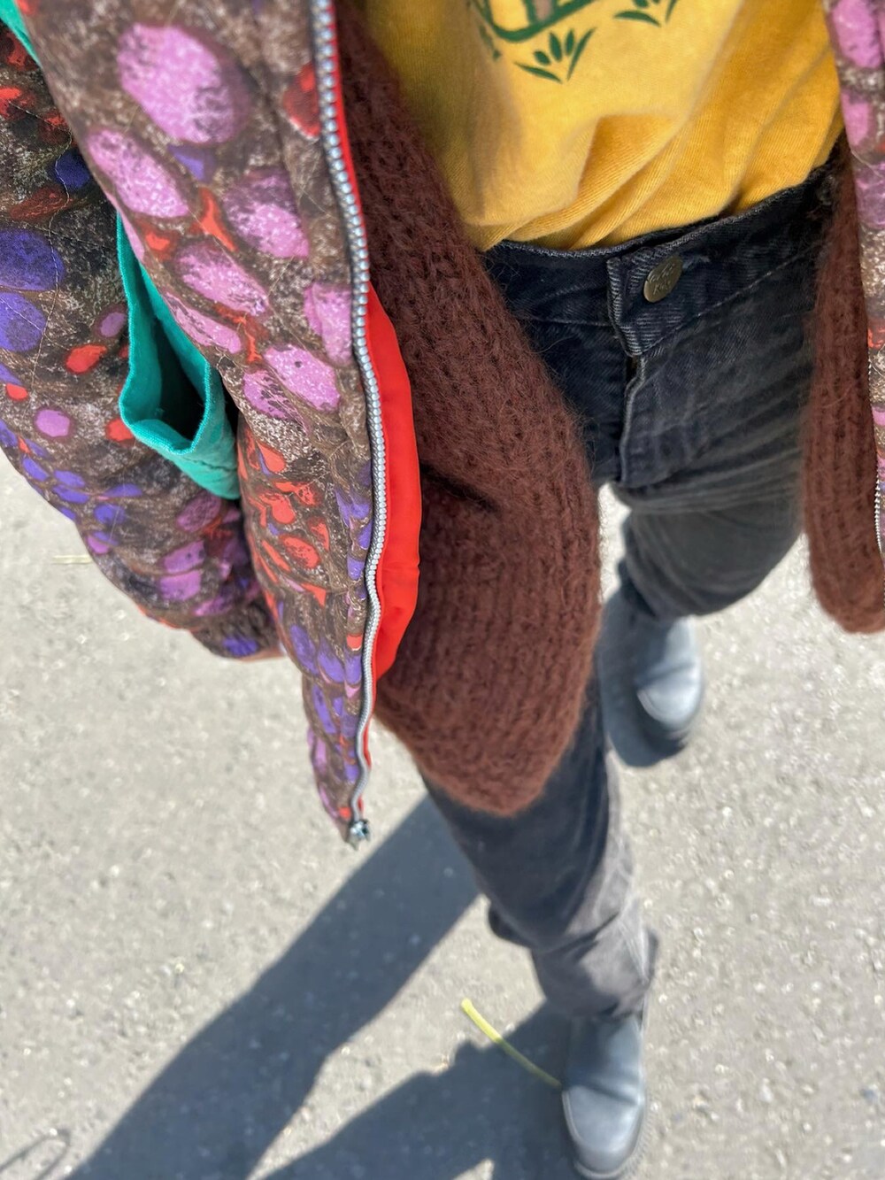 ブラウン系のニット/セーターを着用したレディースの冬コーディネートの3枚目の写真