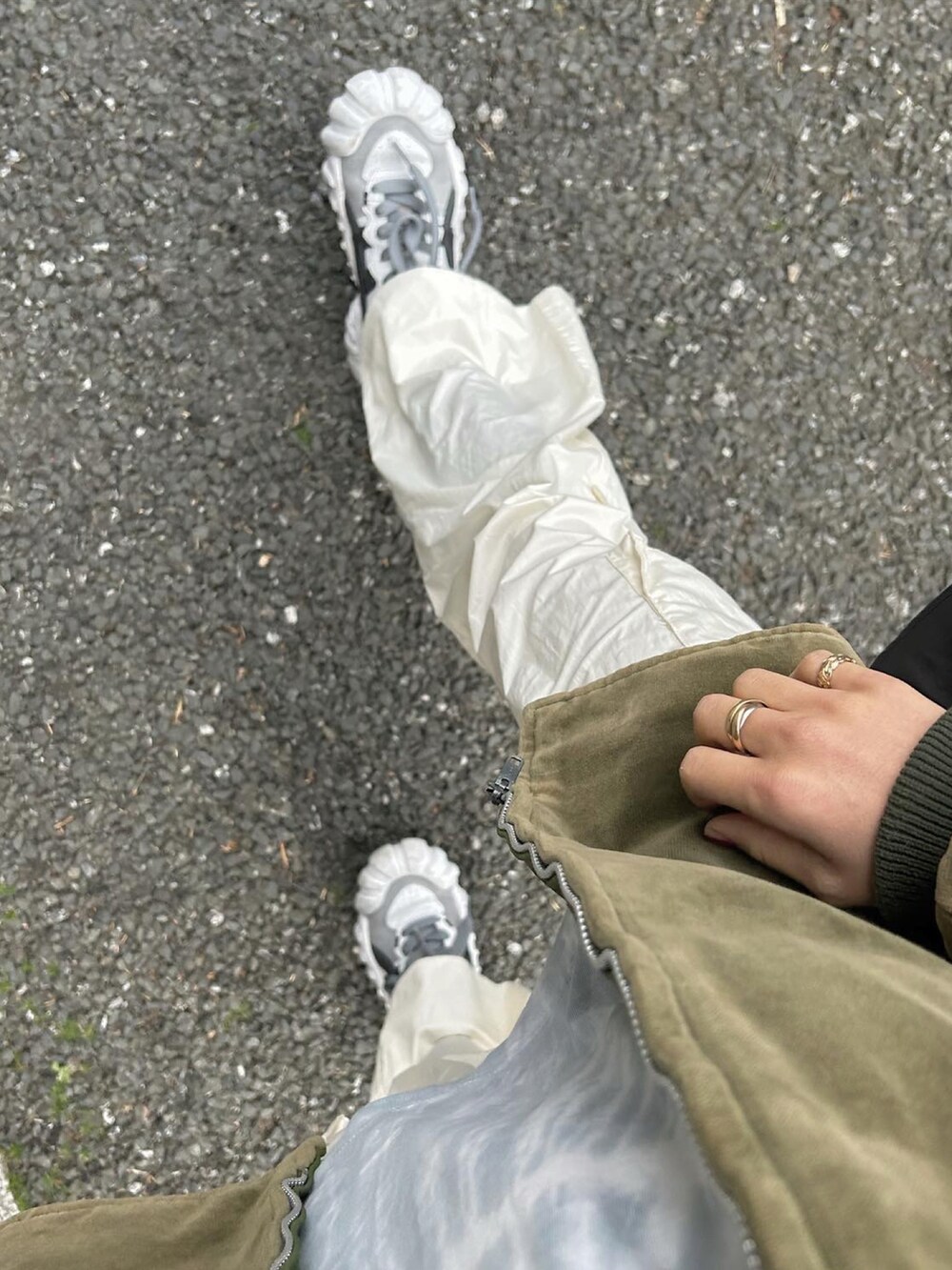 ブルー系のTシャツ/カットソーを着用したレディースの春コーディネートの3枚目の写真