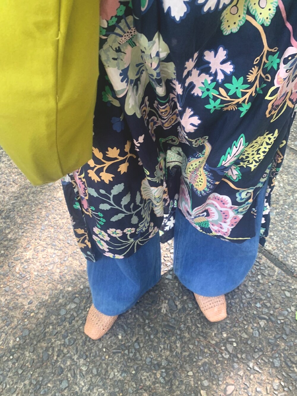 イエロー系のTシャツ/カットソー、ゴールド系のピアス（両耳用）を着用したレディースの春コーディネートの3枚目の写真