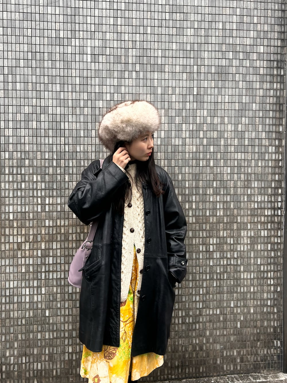 ホワイト系の帽子を着用したレディースの冬コーディネートの2枚目の写真