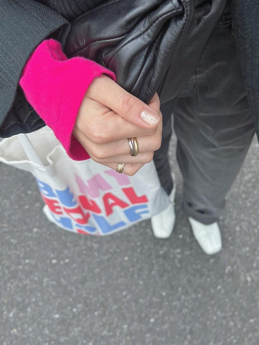 グレー系のサロペット/オーバーオールを着用したレディースの春コーディネートの3枚目の写真