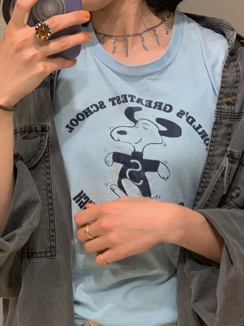 オレンジ系のリングを着用したレディースの春コーディネートの2枚目の写真