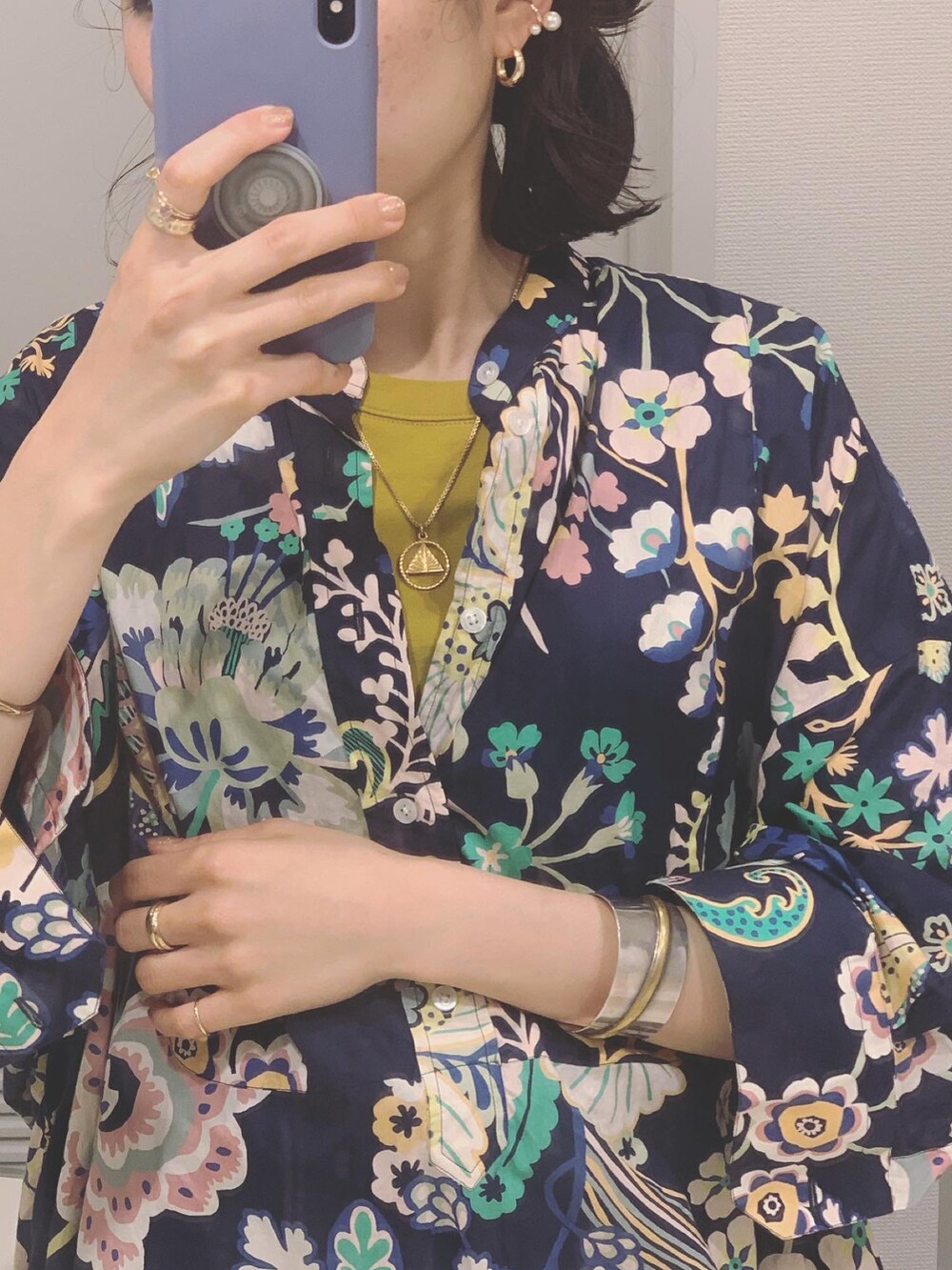 イエロー系のTシャツ/カットソー、ゴールド系のピアス（両耳用）を着用したレディースの春コーディネートの2枚目の写真