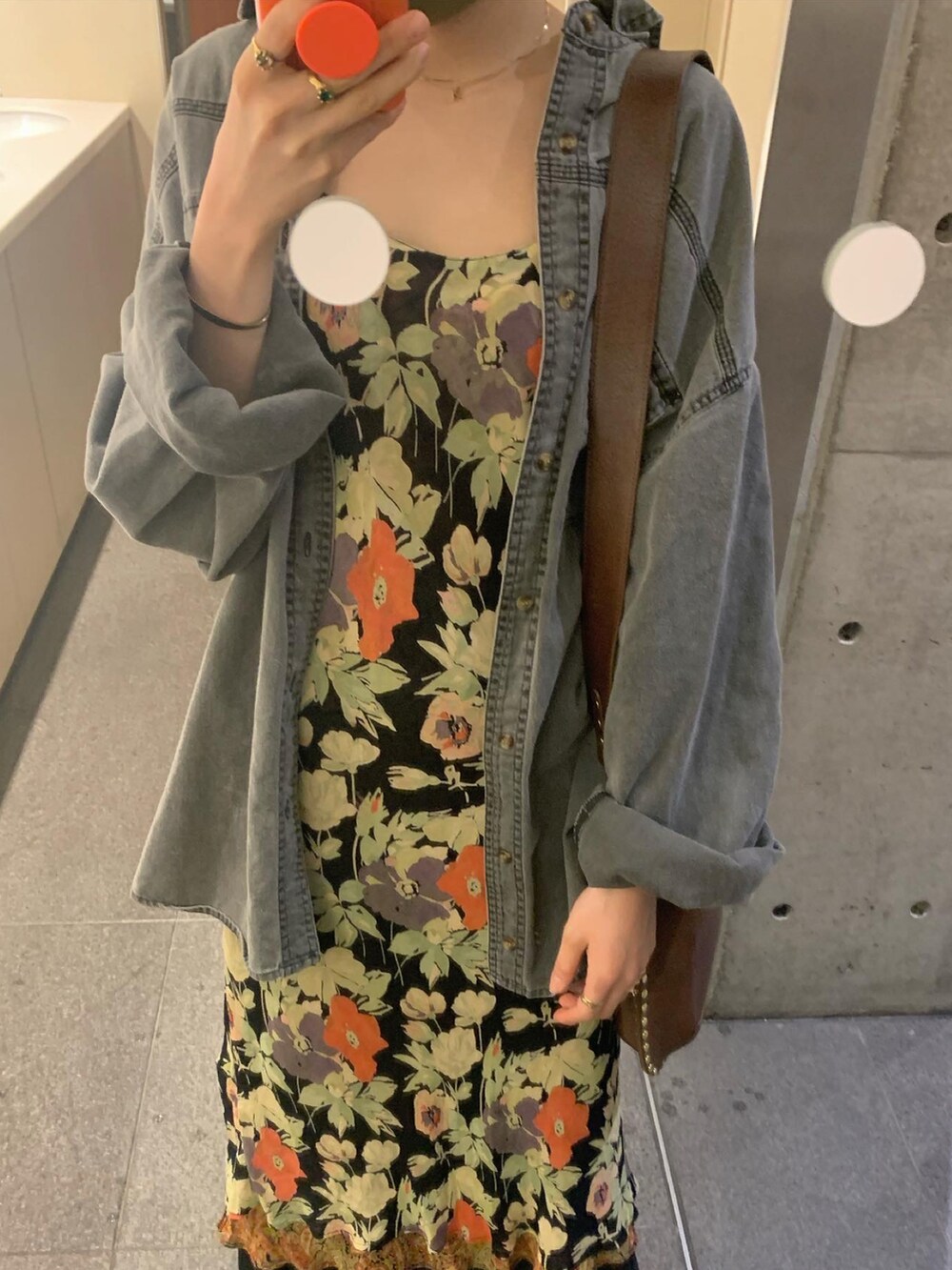 ブラウン系のショルダーバッグ、ブラック系のワンピース/ドレス、ブラック系のスカートを着用したレディースの秋コーディネートの2枚目の写真