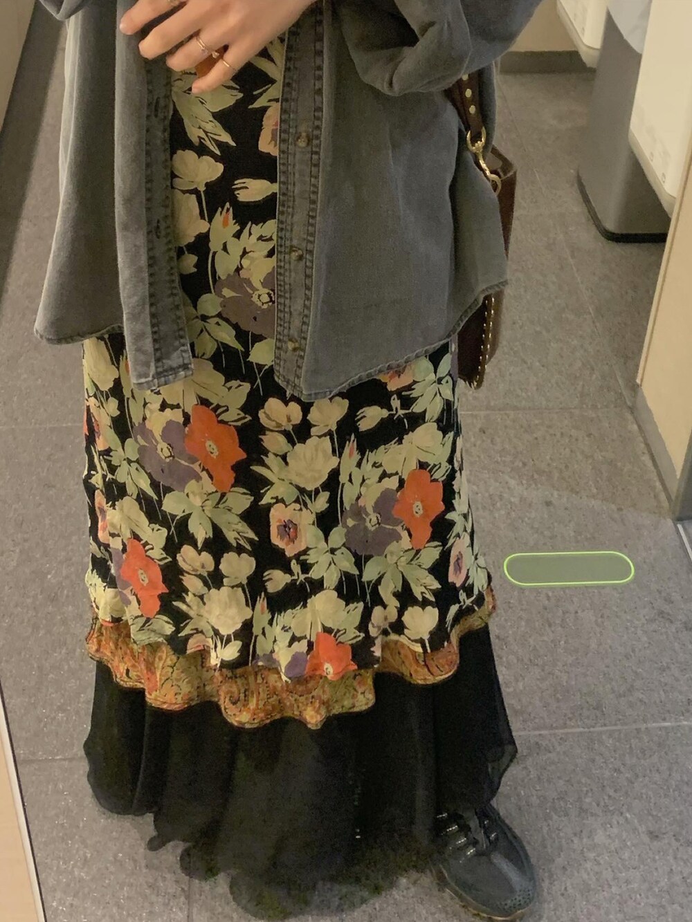 ブラウン系のショルダーバッグ、ブラック系のワンピース/ドレス、ブラック系のスカートを着用したレディースの秋コーディネートの3枚目の写真