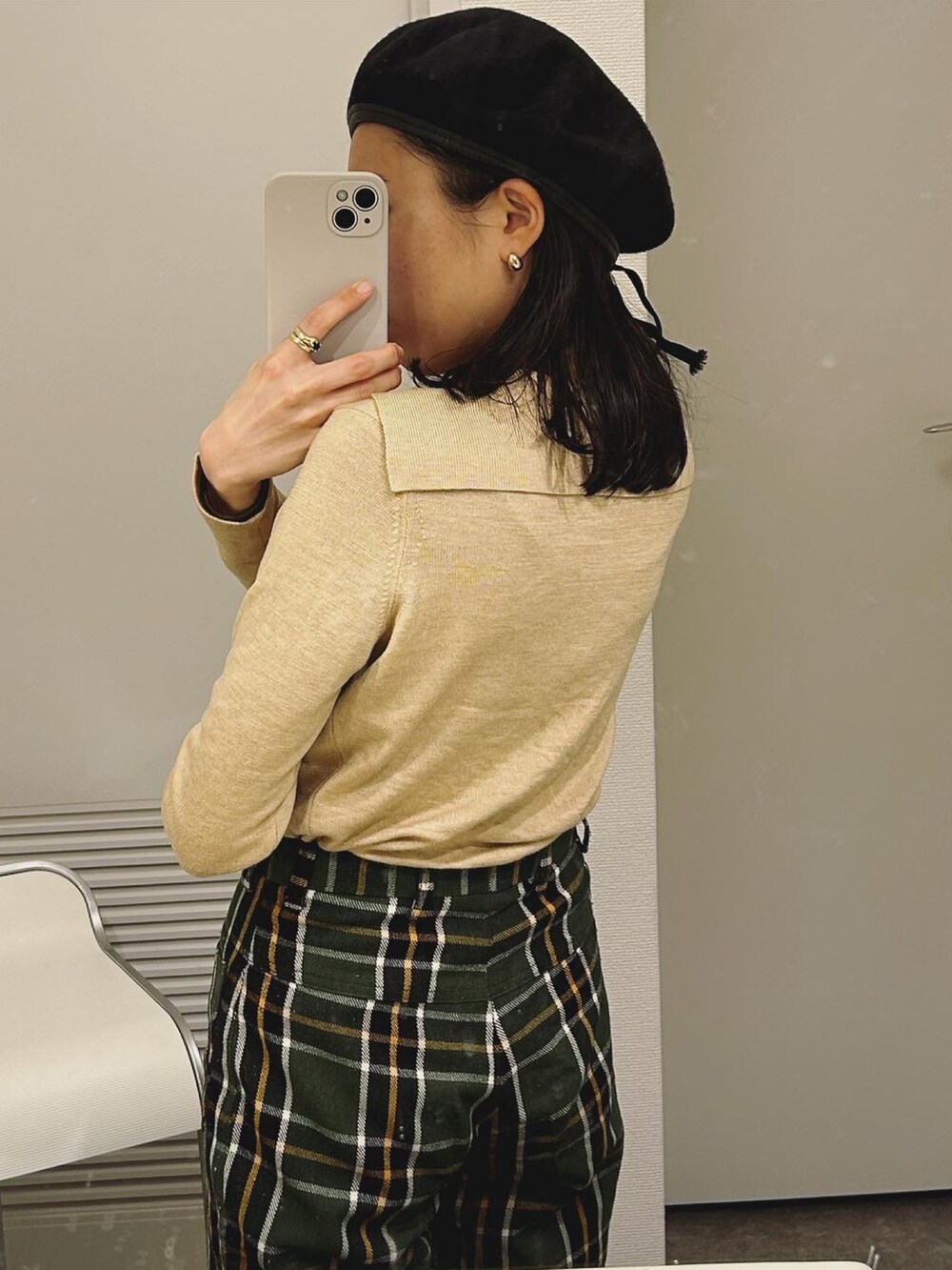 グリーン系のパンツを着用したレディースの冬コーディネートの3枚目の写真