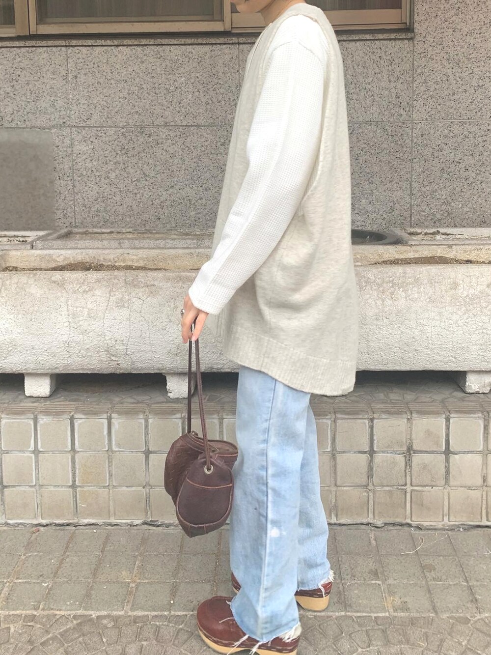 「大人カジュアル、シンプルコーデ、ベスト、デニムパンツ、低身長、カーディガン、オーバーサイズ、プチプラコーデ、ヴィンテージ、カジュアルコーデ、ベージュ、サボ、秋のコーデ、冬コーデ、ニットベスト」｜「MM6 Maison Margielaのアイテム（シューズ、ブラウン系）」を使った、kanaさん（レディース・155cm）の秋コーディネートの2枚目の写真