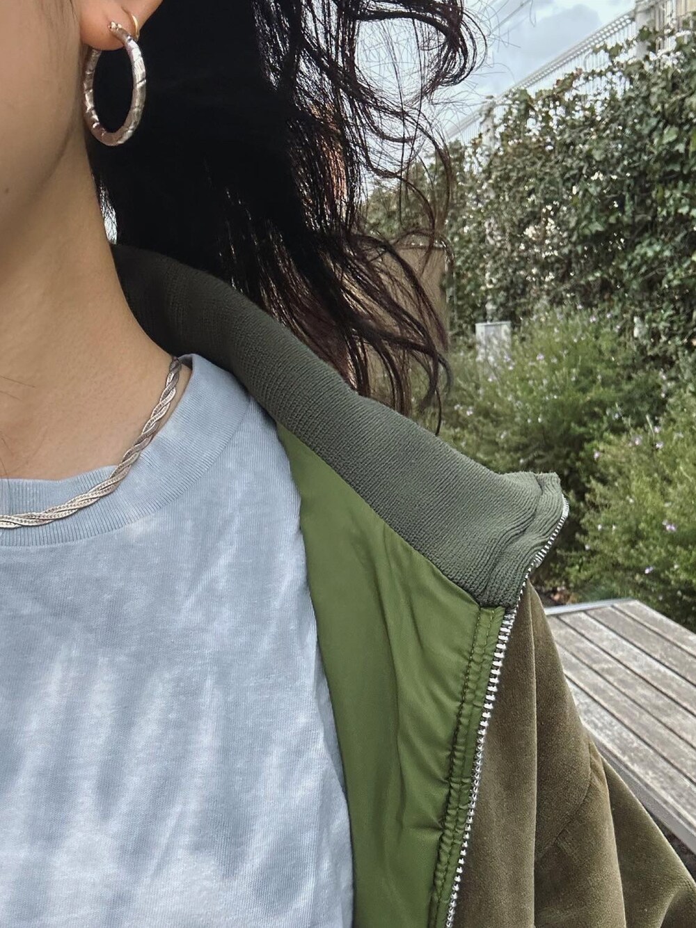 ブルー系のTシャツ/カットソーを着用したレディースの春コーディネートの4枚目の写真