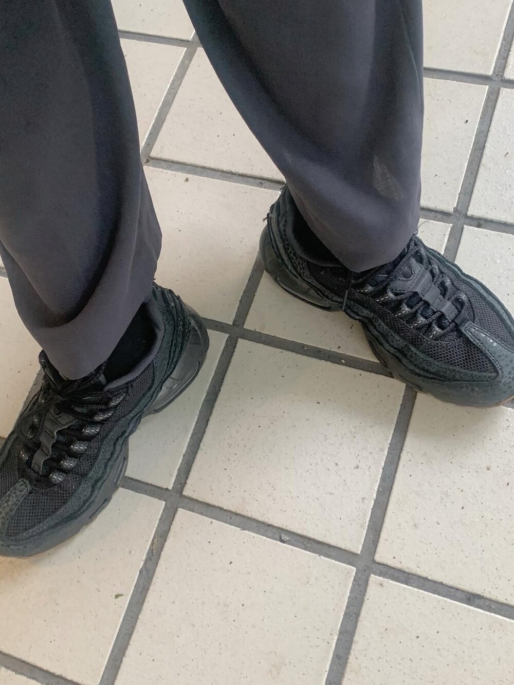 グレー系のTシャツ/カットソー、シルバー系のネックレスを着用したレディースの夏コーディネートの3枚目の写真