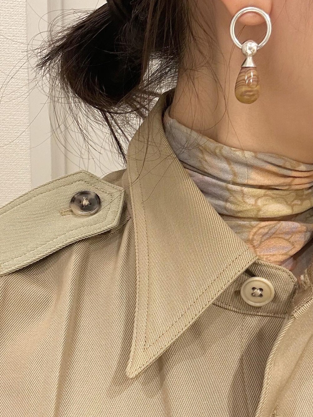 ベージュ系のシャツ/ブラウス、ベージュ系のTシャツ/カットソーを着用したレディースの春コーディネートの2枚目の写真