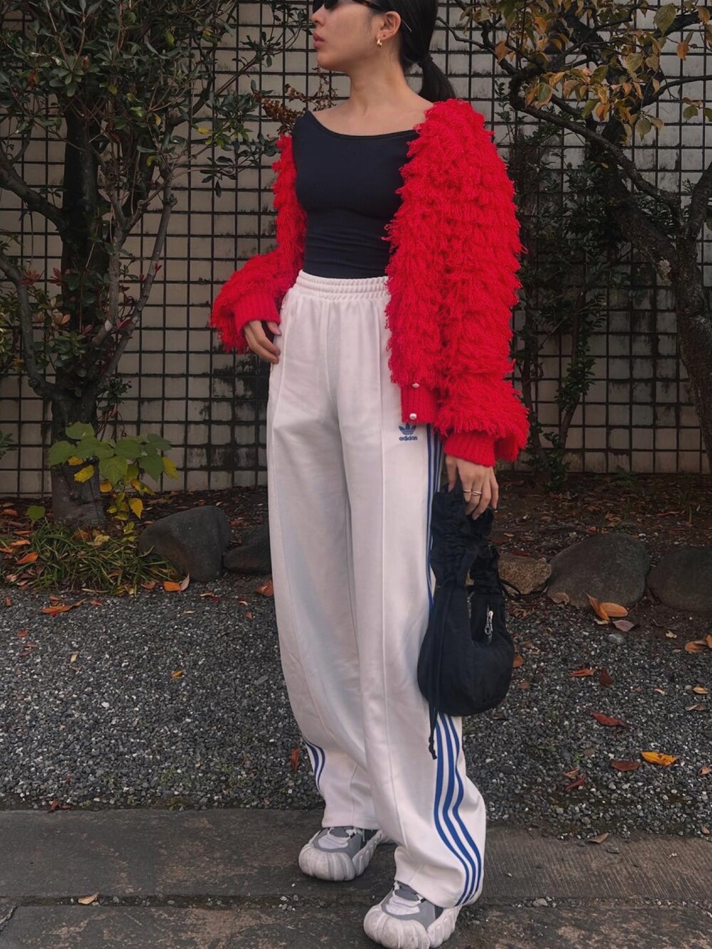 ホワイト系のその他パンツを着用したレディースの冬コーディネートの2枚目の写真