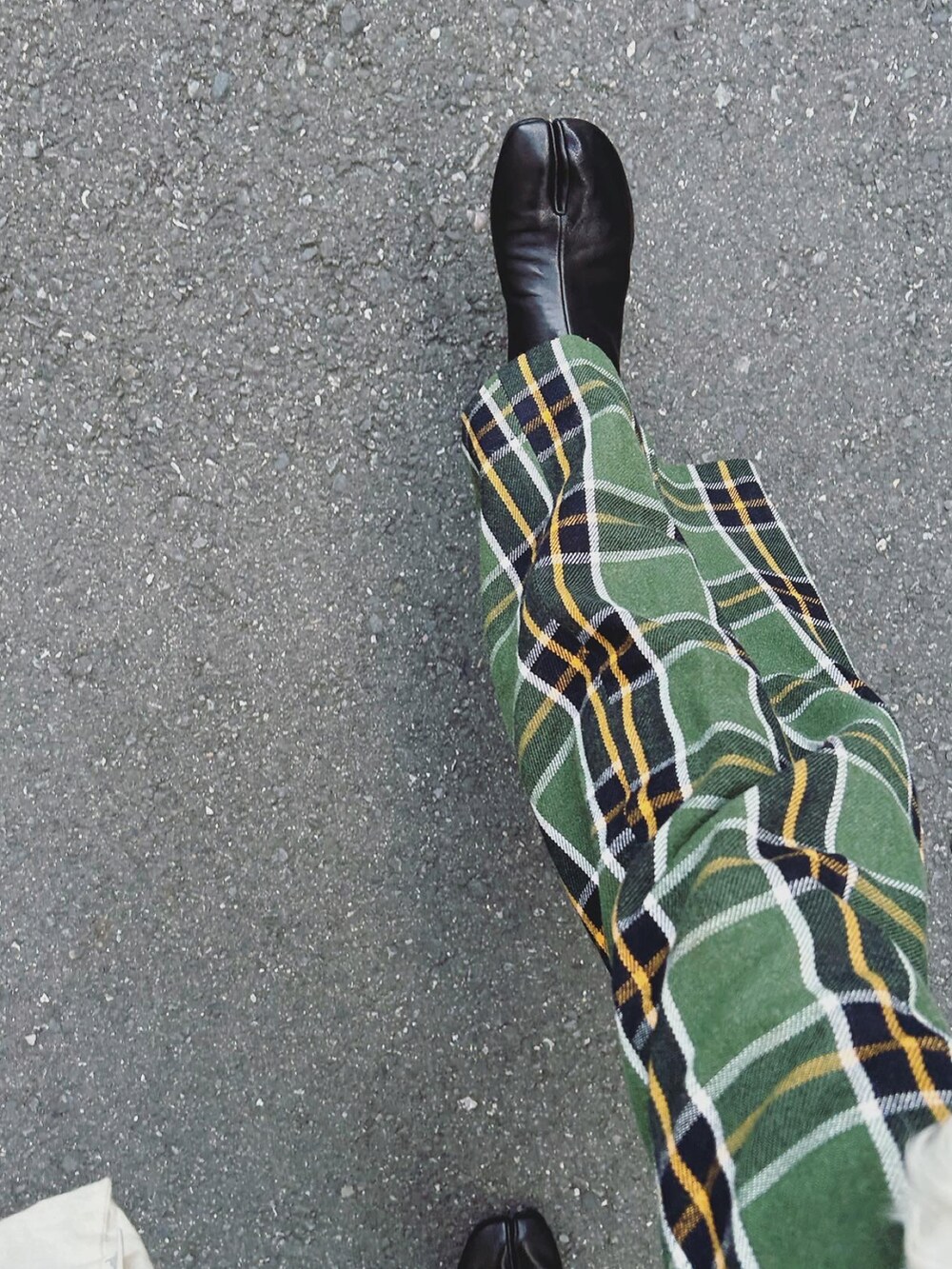 グリーン系のパンツを着用したレディースの冬コーディネートの4枚目の写真