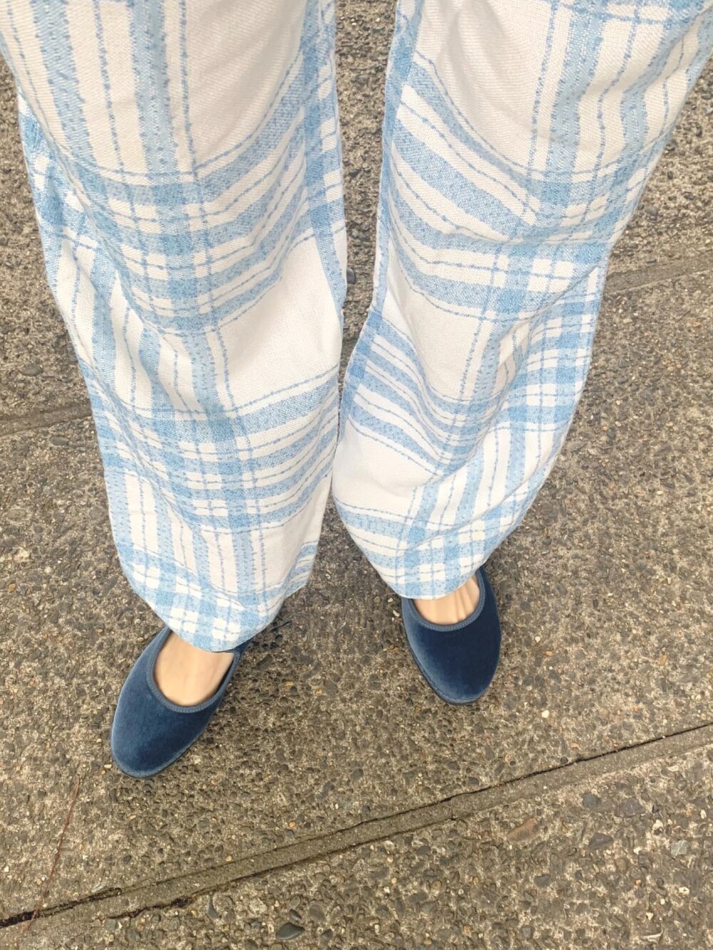 ホワイト系のTシャツ/カットソーを着用したレディースの春コーディネートの3枚目の写真