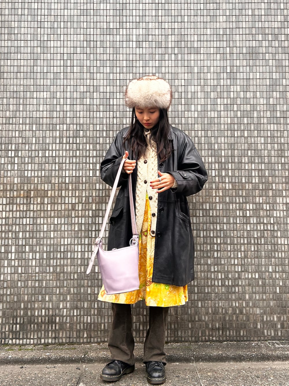 ホワイト系の帽子を着用したレディースの冬コーディネートの4枚目の写真