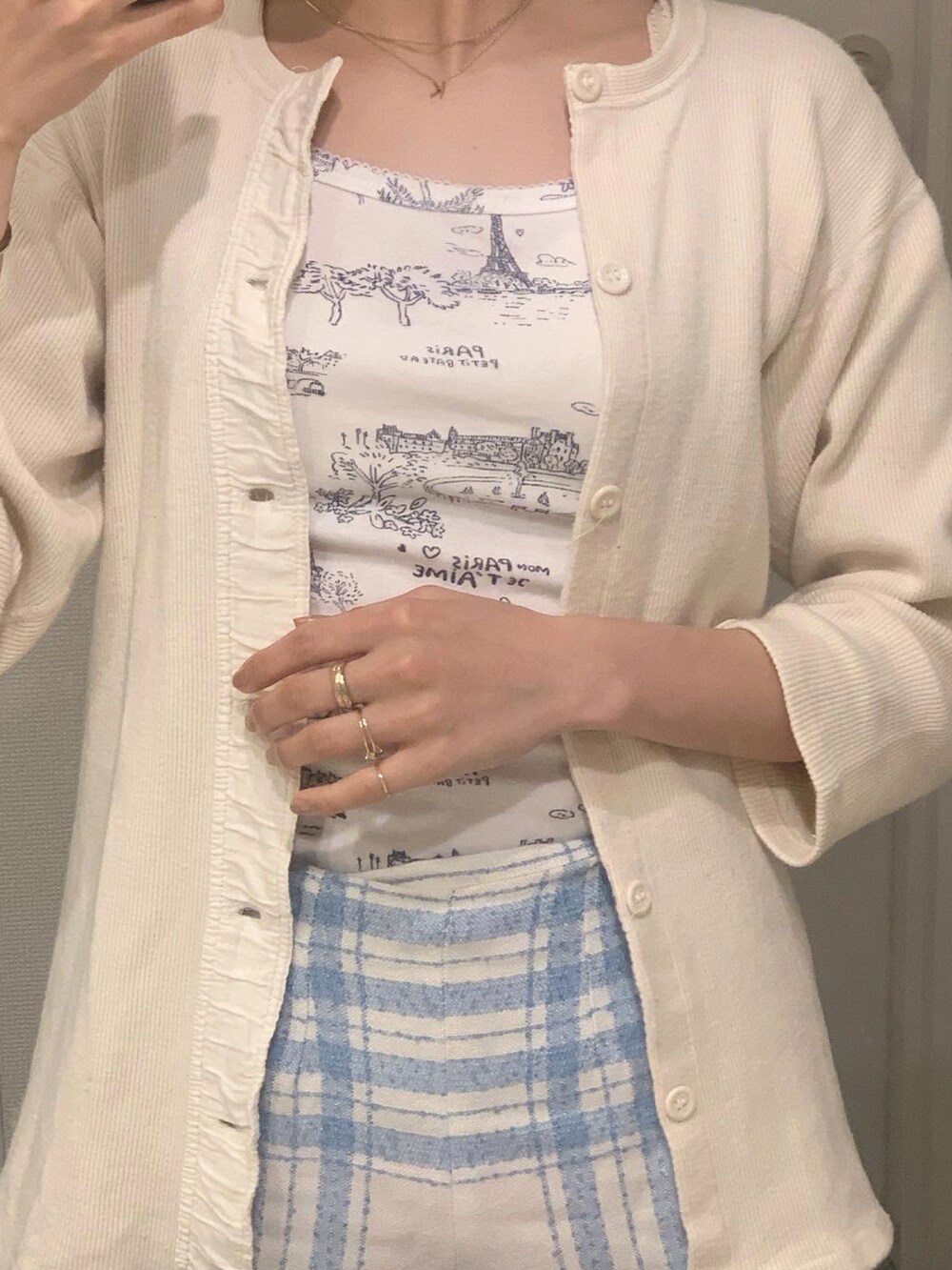 ホワイト系のTシャツ/カットソーを着用したレディースの春コーディネートの2枚目の写真