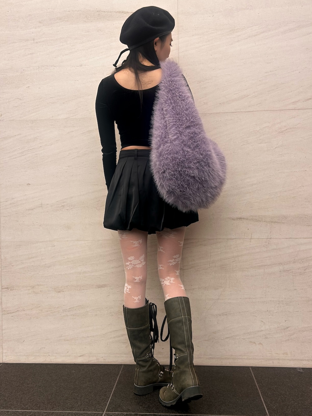 パープル系のショルダーバッグを着用したレディースの冬コーディネートの3枚目の写真