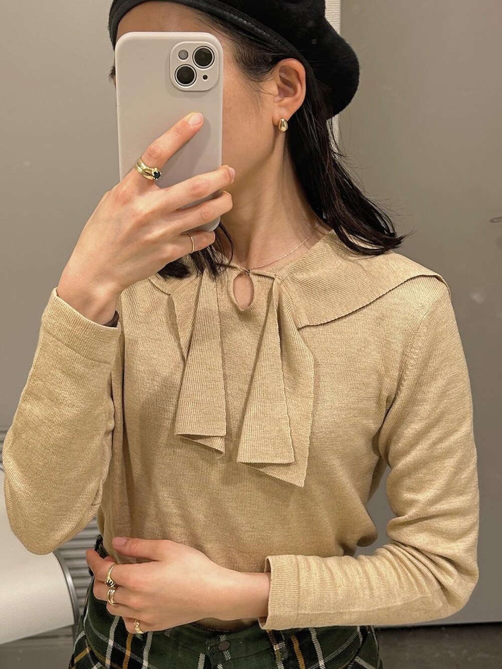 グリーン系のパンツを着用したレディースの冬コーディネートの2枚目の写真