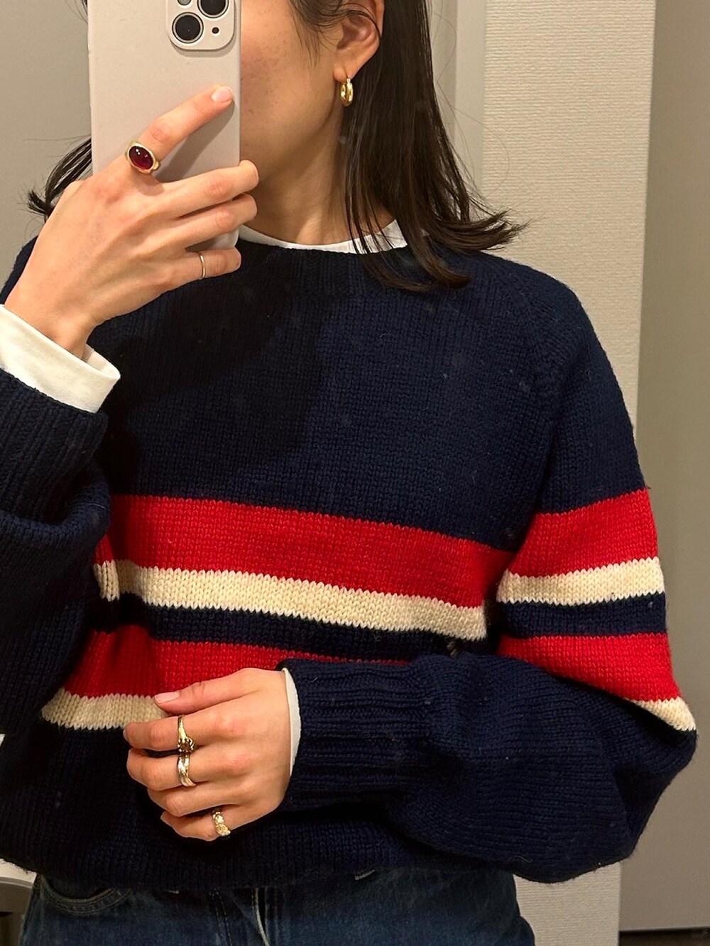 ブルー系のデニムパンツを着用したレディースの冬コーディネートの3枚目の写真