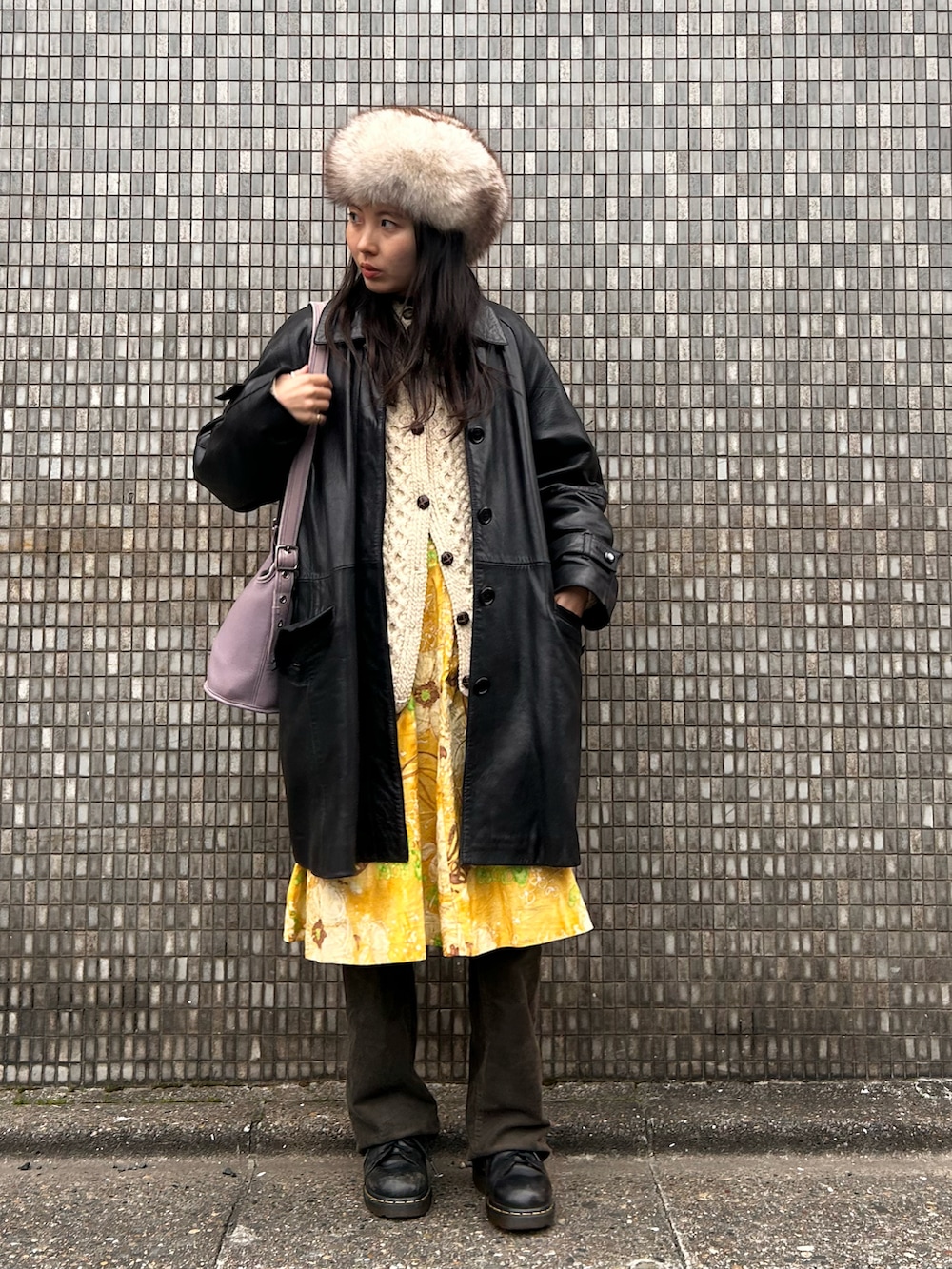 ホワイト系の帽子を着用したレディースの冬コーディネートの3枚目の写真