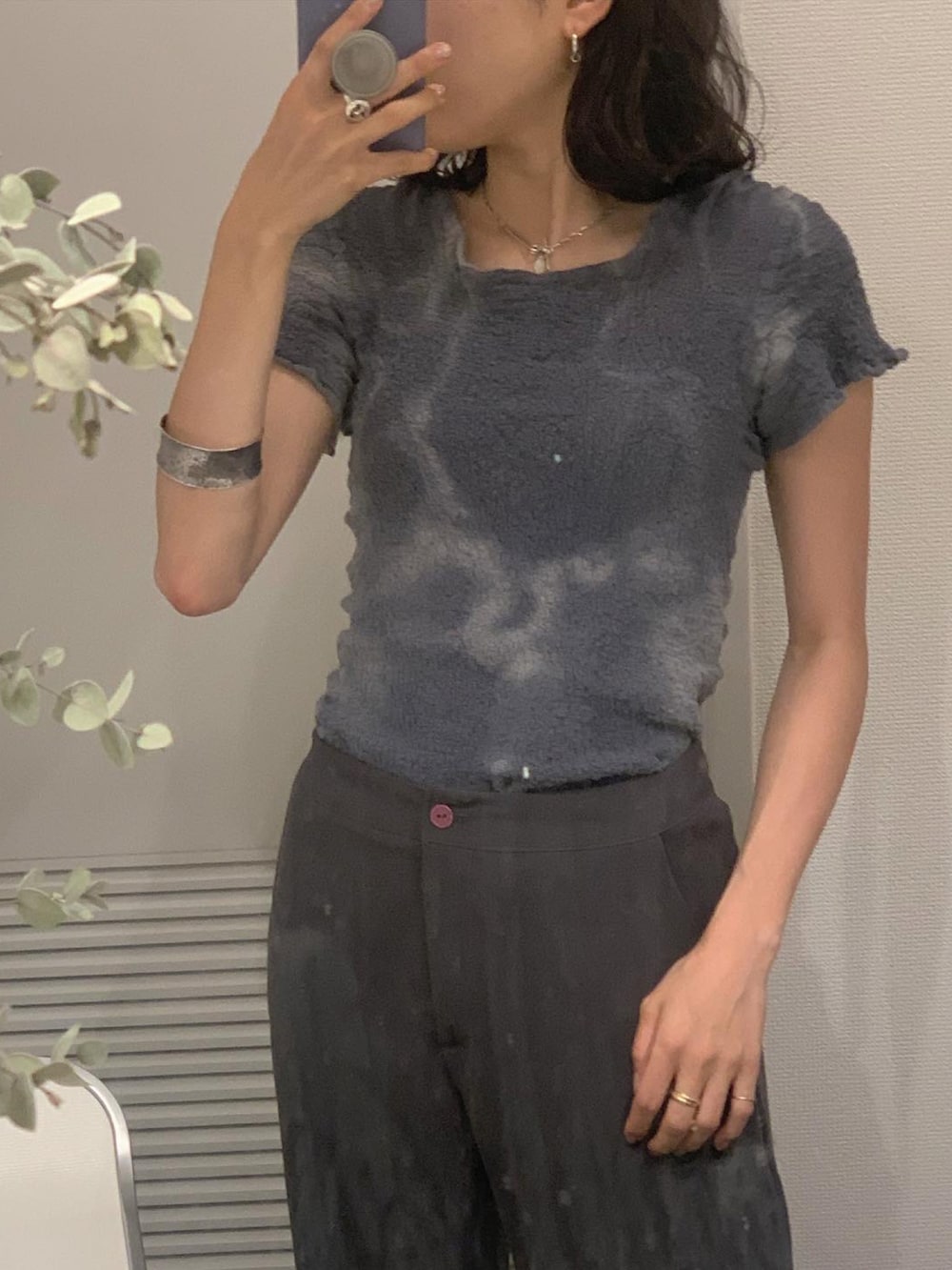 グレー系のTシャツ/カットソー、シルバー系のネックレスを着用したレディースの夏コーディネートの2枚目の写真