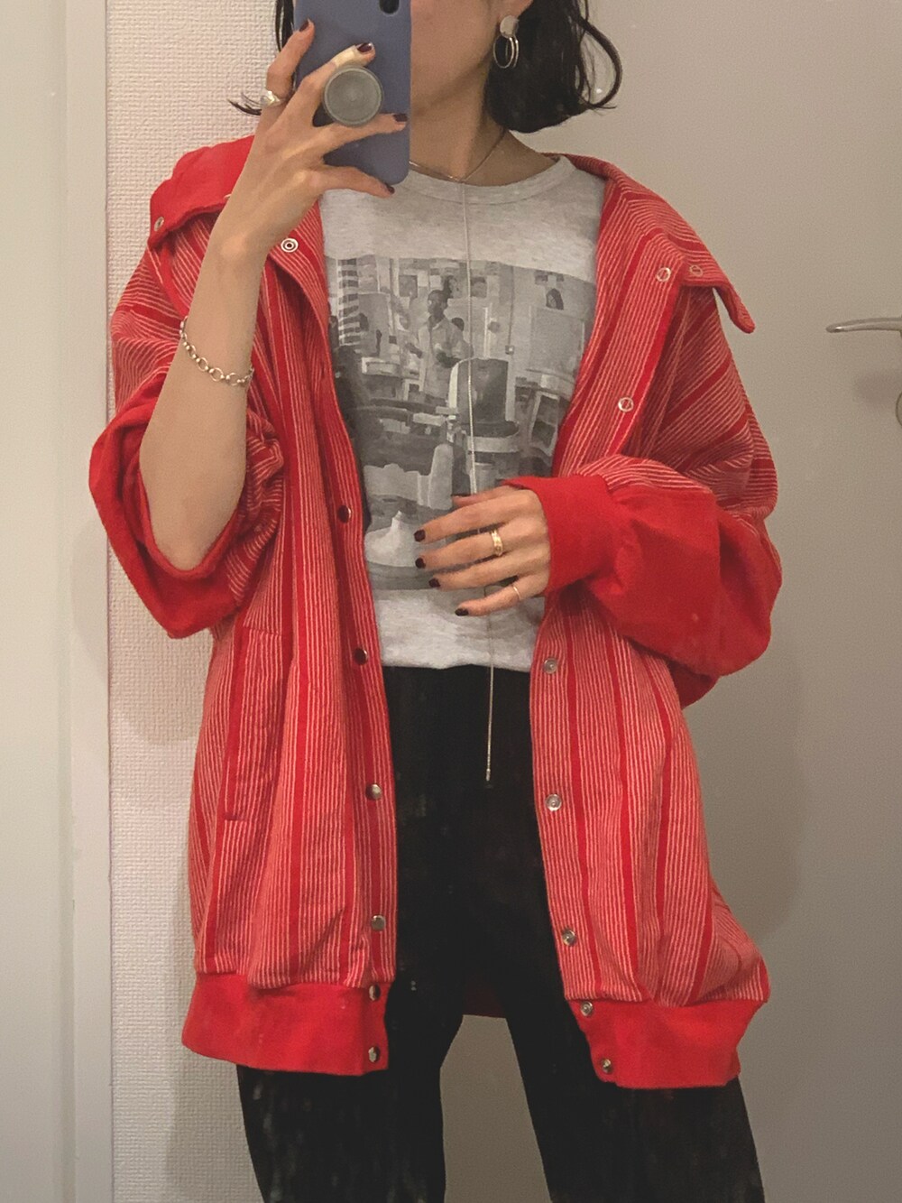 レッド系のカーディガン/ボレロ、グレー系のTシャツ/カットソー、シルバー系のネックレスを着用したレディースの春コーディネートの2枚目の写真