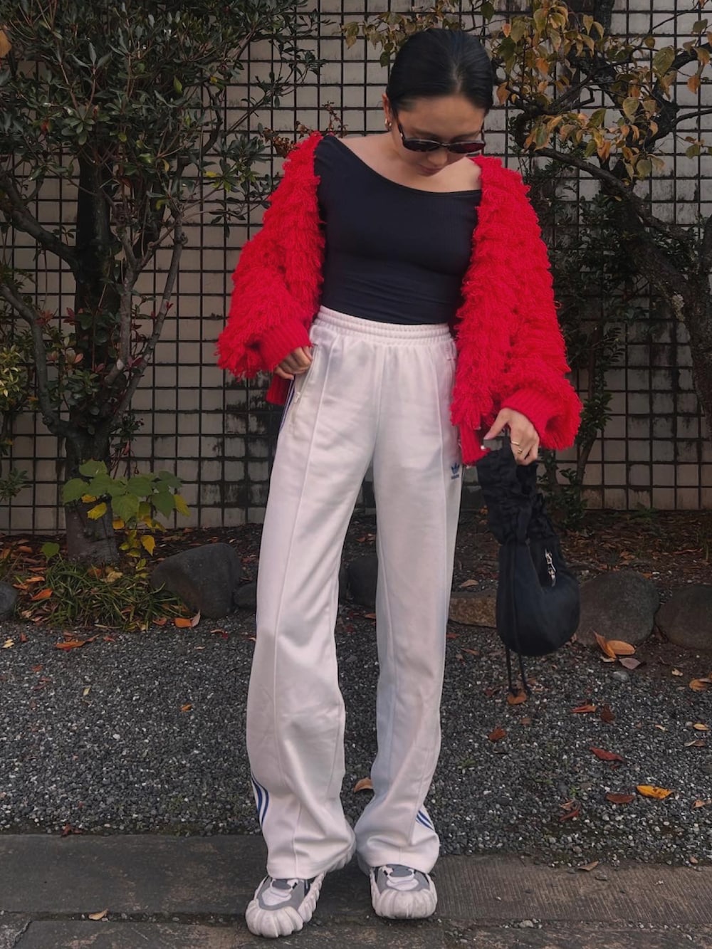 ホワイト系のその他パンツを着用したレディースの冬コーディネートの3枚目の写真