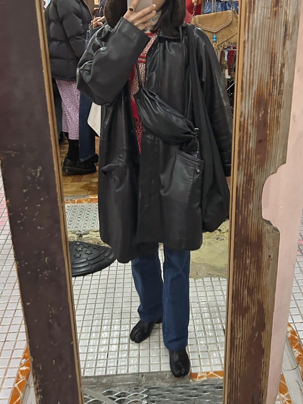 ブラック系のショルダーバッグ、ブラック系のブーツを着用したレディースの春コーディネートの2枚目の写真