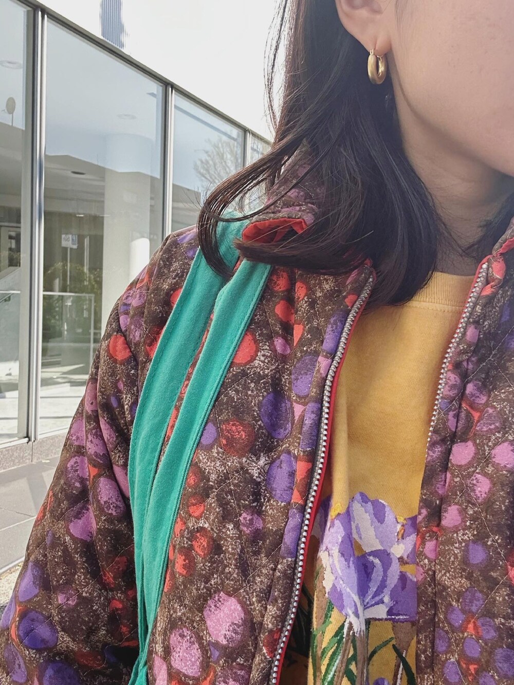 ブラウン系のニット/セーターを着用したレディースの冬コーディネートの2枚目の写真