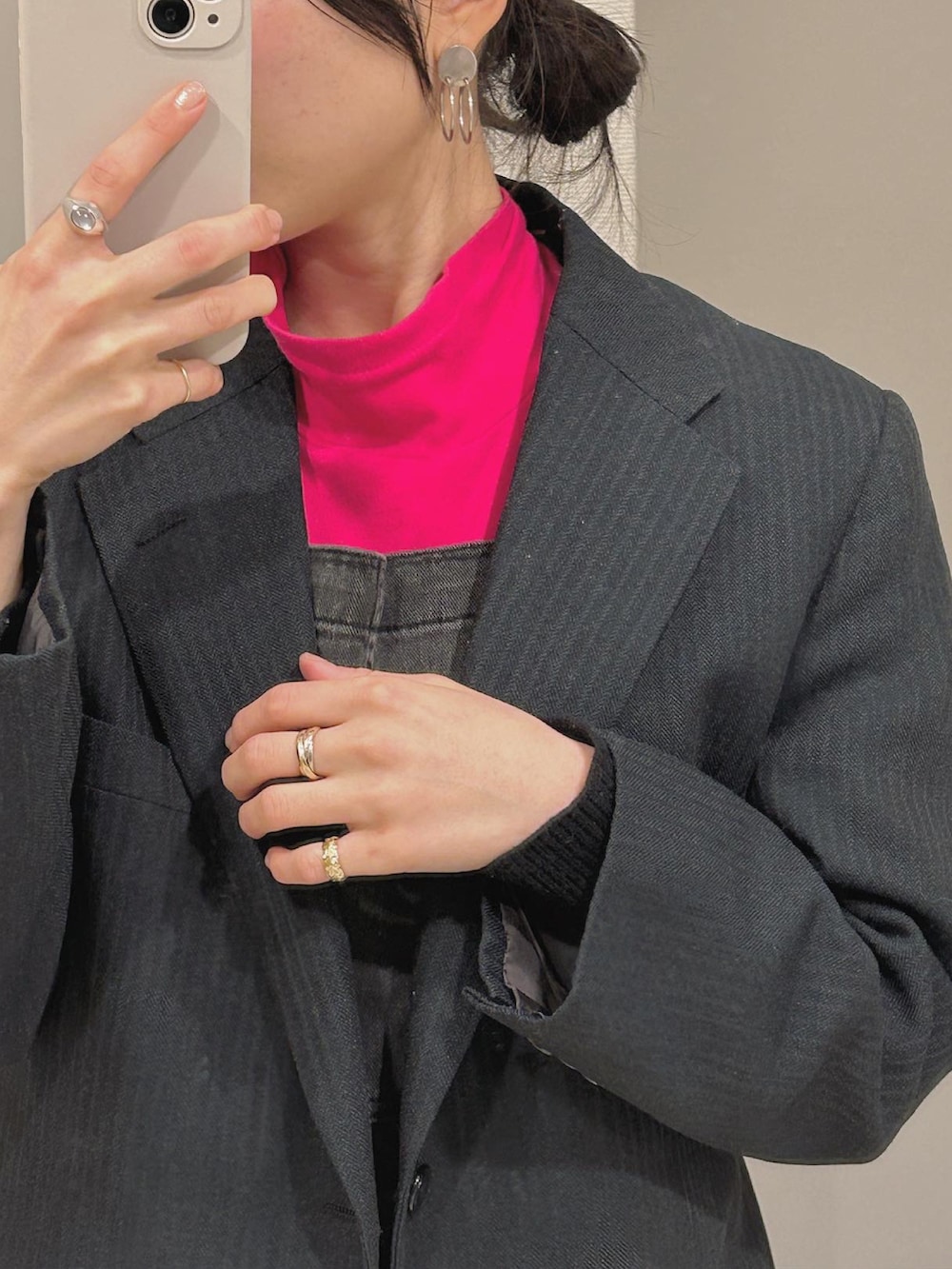 グレー系のサロペット/オーバーオールを着用したレディースの春コーディネートの2枚目の写真