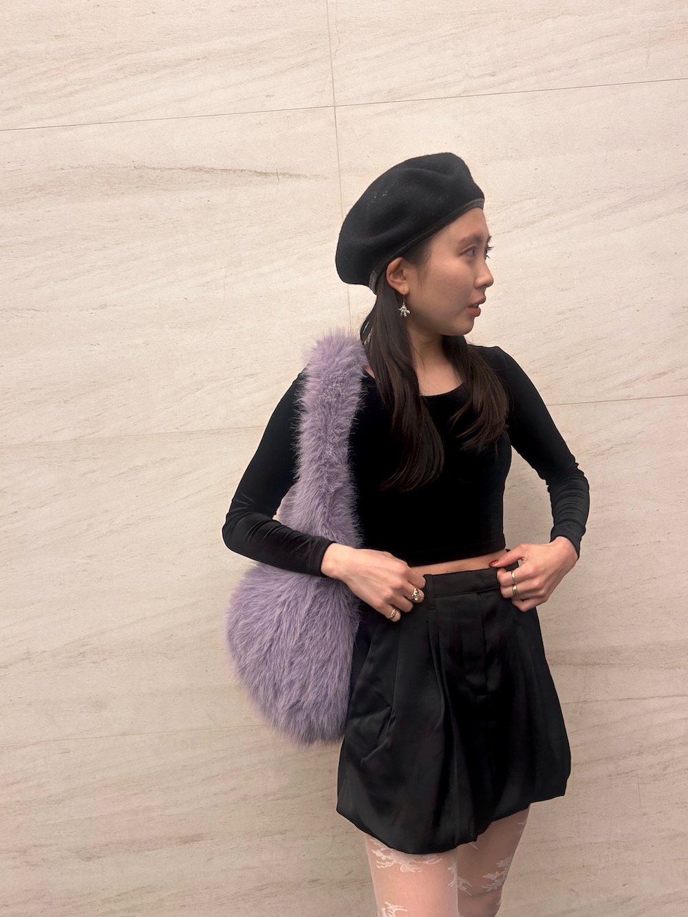 パープル系のショルダーバッグを着用したレディースの冬コーディネートの4枚目の写真