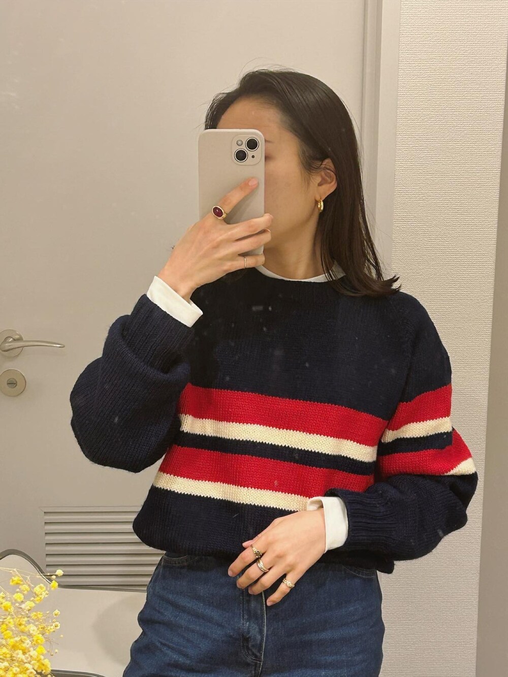 ブルー系のデニムパンツを着用したレディースの冬コーディネートの2枚目の写真