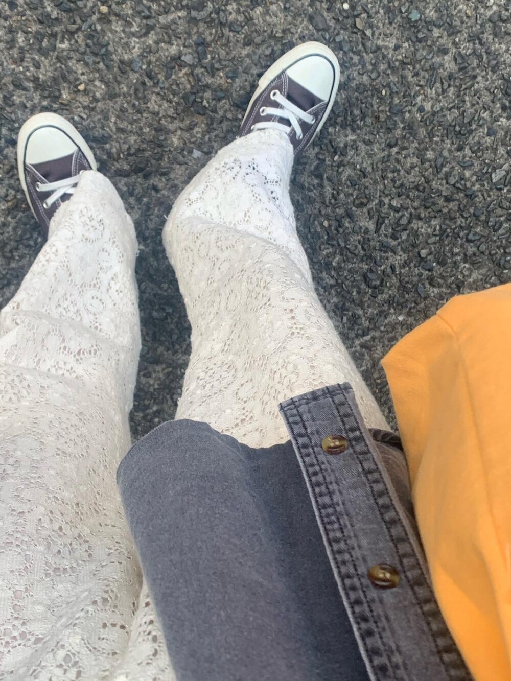 オレンジ系のリングを着用したレディースの春コーディネートの3枚目の写真