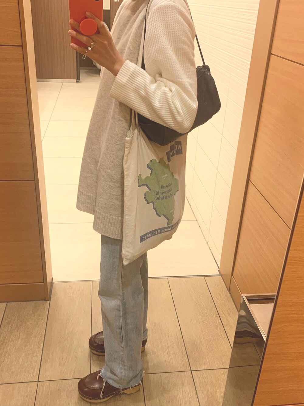 「大人カジュアル、シンプルコーデ、ベスト、デニムパンツ、低身長、カーディガン、オーバーサイズ、プチプラコーデ、ヴィンテージ、カジュアルコーデ、ベージュ、サボ、秋のコーデ、冬コーデ、ニットベスト」｜「MM6 Maison Margielaのアイテム（シューズ、ブラウン系）」を使った、kanaさん（レディース・155cm）の秋コーディネートの5枚目の写真