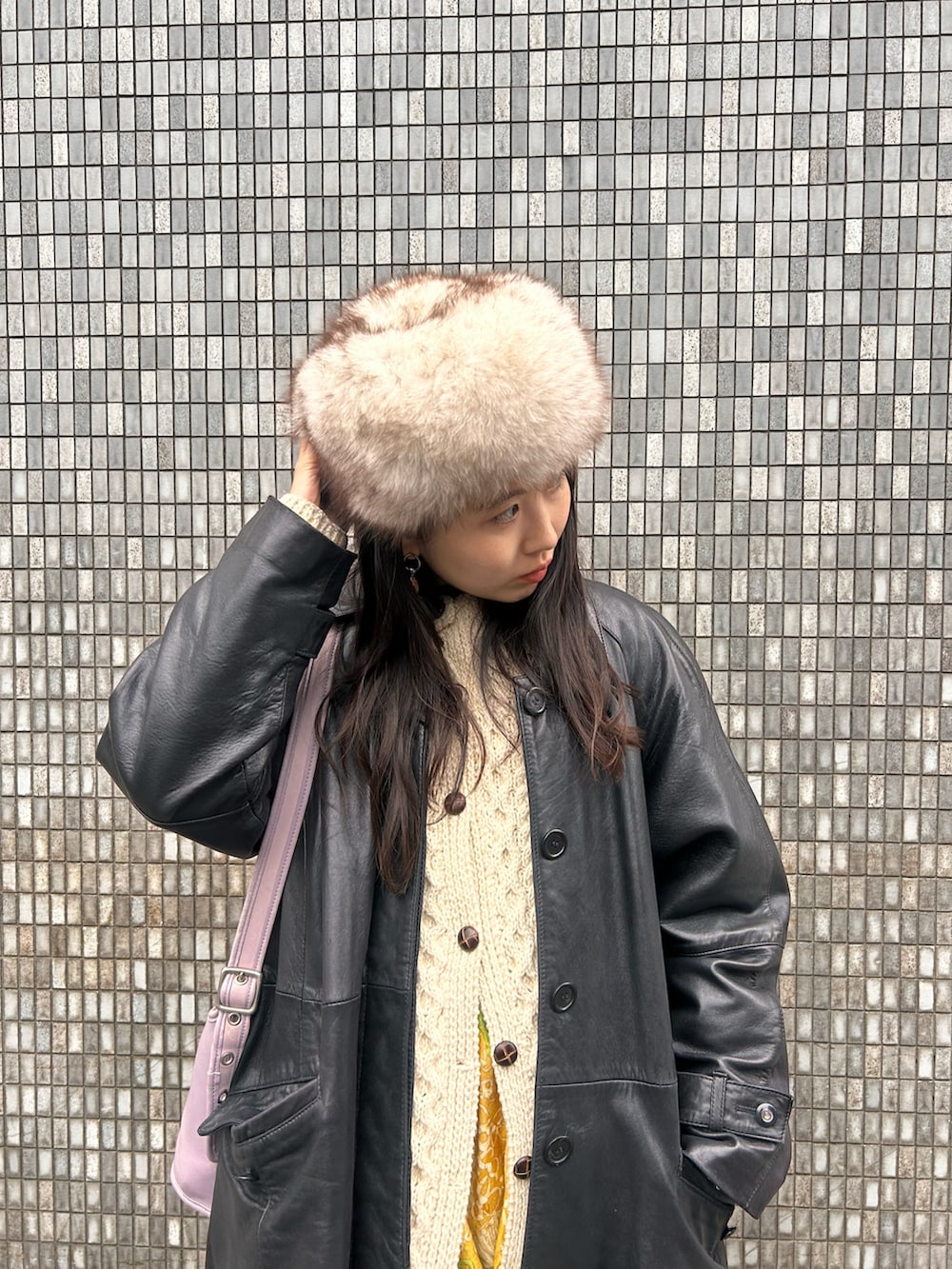 ホワイト系の帽子を着用したレディースの冬コーディネートの5枚目の写真