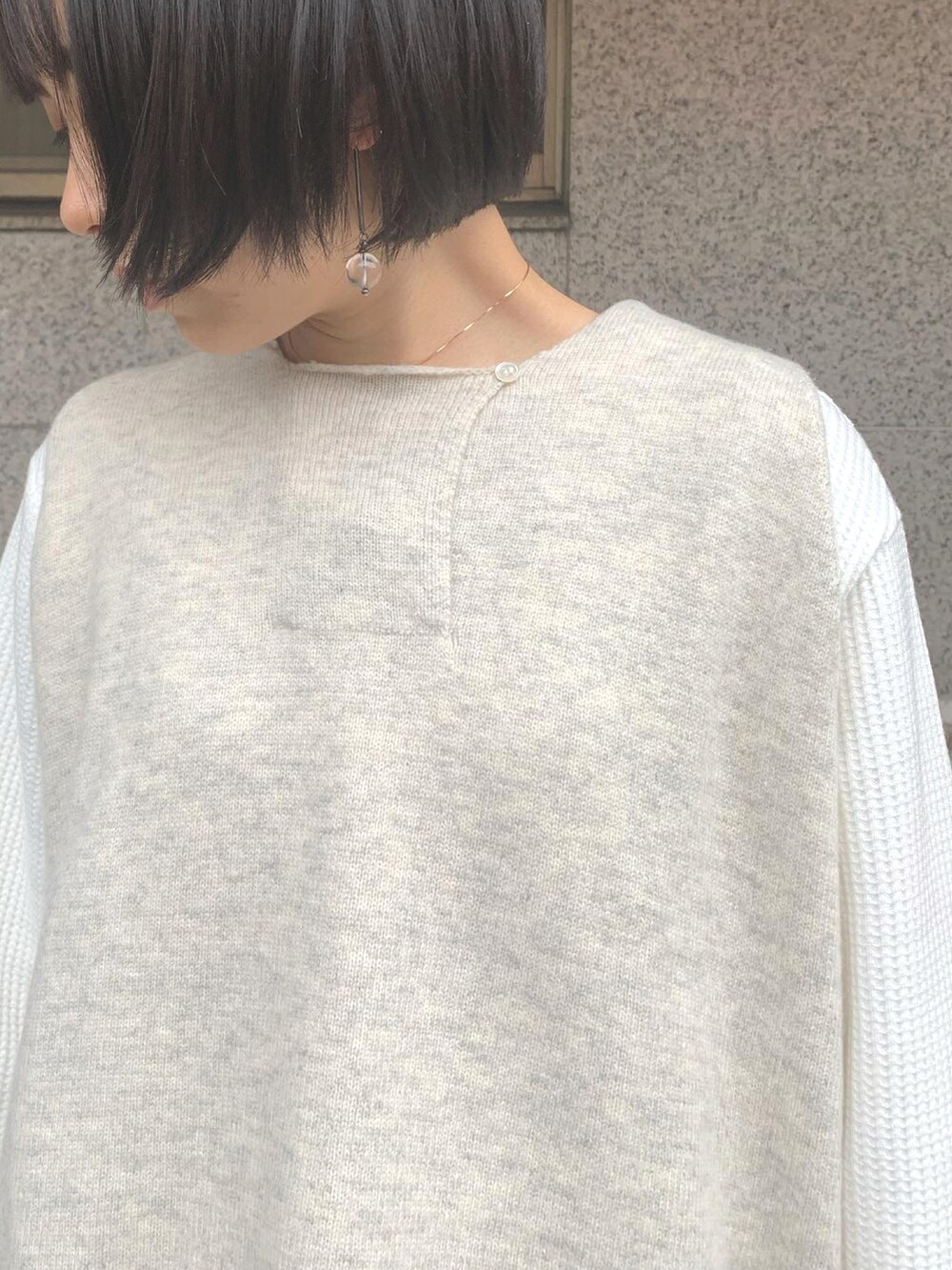 「大人カジュアル、シンプルコーデ、ベスト、デニムパンツ、低身長、カーディガン、オーバーサイズ、プチプラコーデ、ヴィンテージ、カジュアルコーデ、ベージュ、サボ、秋のコーデ、冬コーデ、ニットベスト」｜「MM6 Maison Margielaのアイテム（シューズ、ブラウン系）」を使った、kanaさん（レディース・155cm）の秋コーディネートの3枚目の写真