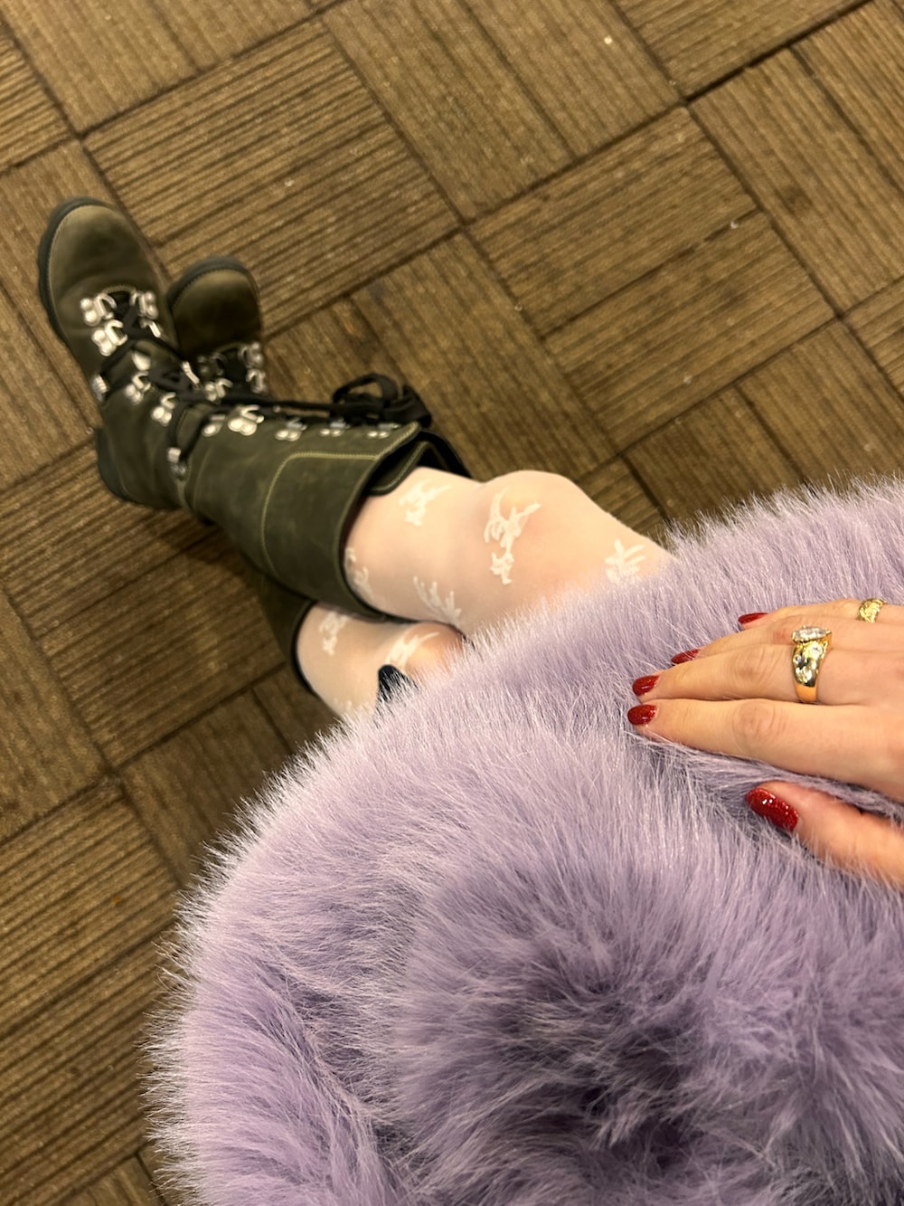 パープル系のショルダーバッグを着用したレディースの冬コーディネートの5枚目の写真