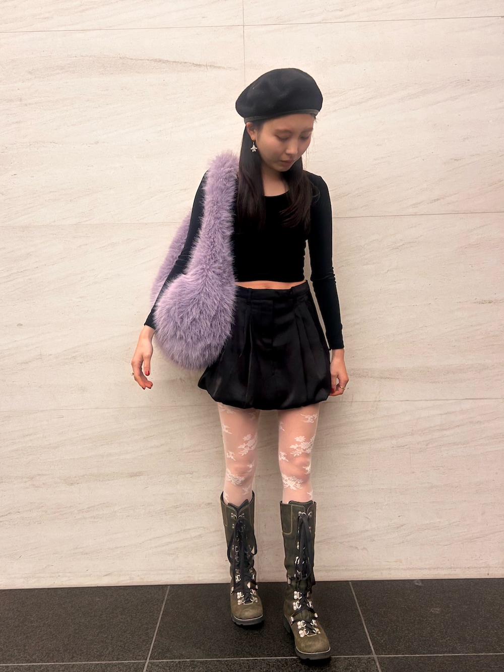 パープル系のショルダーバッグを着用したレディースの冬コーディネートの2枚目の写真