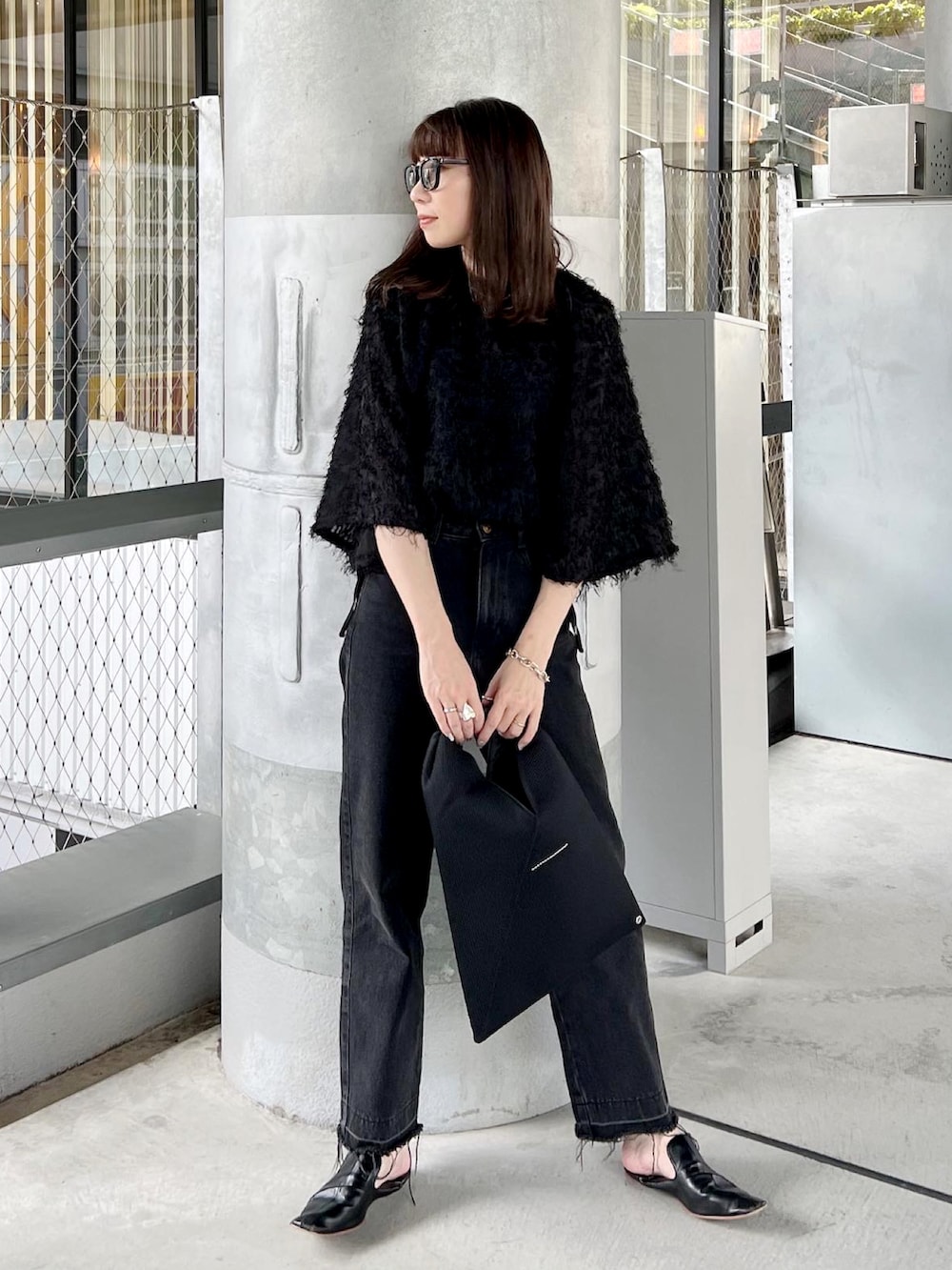 ブラック系のシャツ/ブラウス、ブラック系のデニムパンツ、ブラック系のトートバッグを着用したレディースの秋コーディネートの2枚目の写真